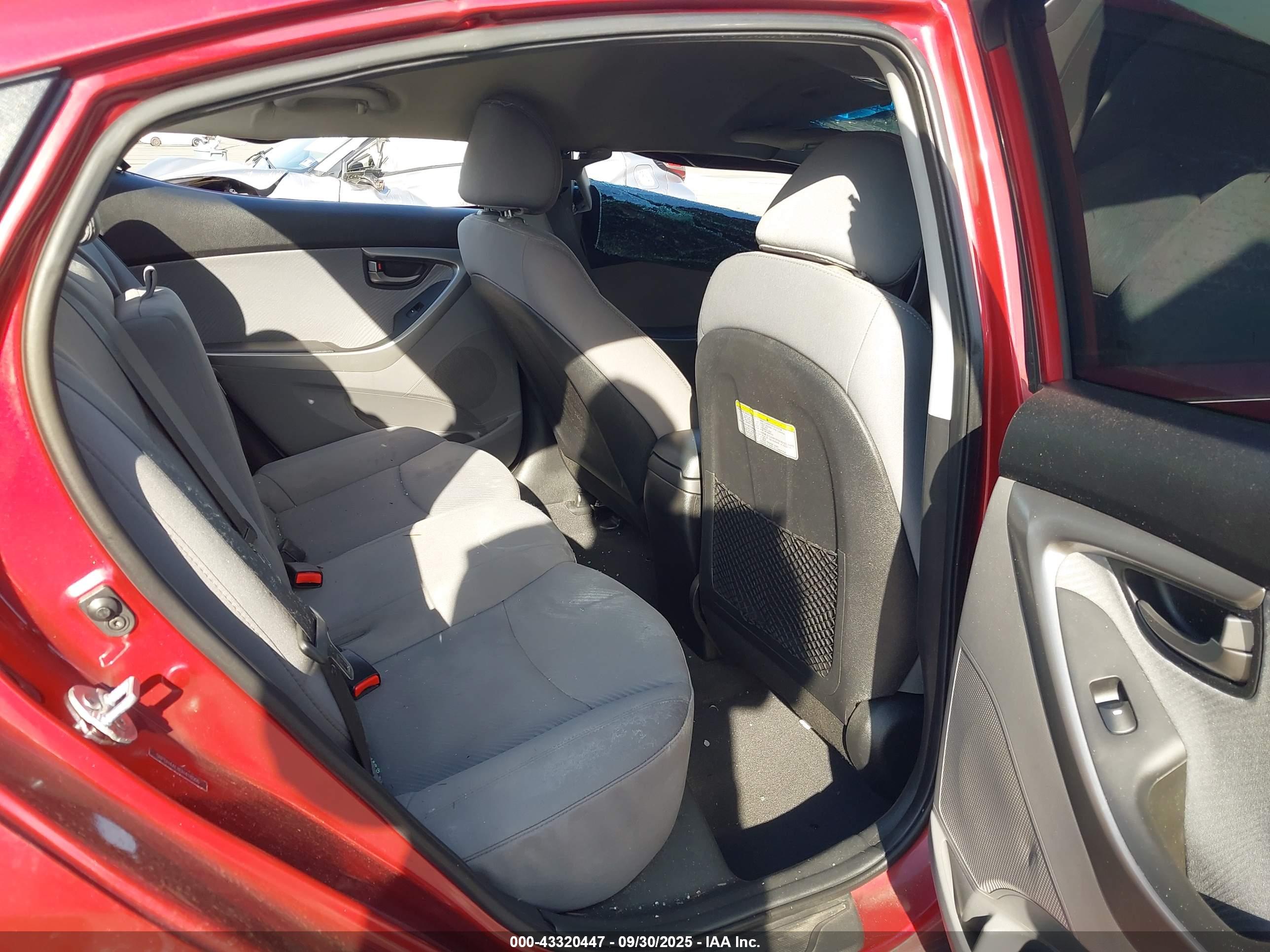 HYUNDAI ELANTRA image 8