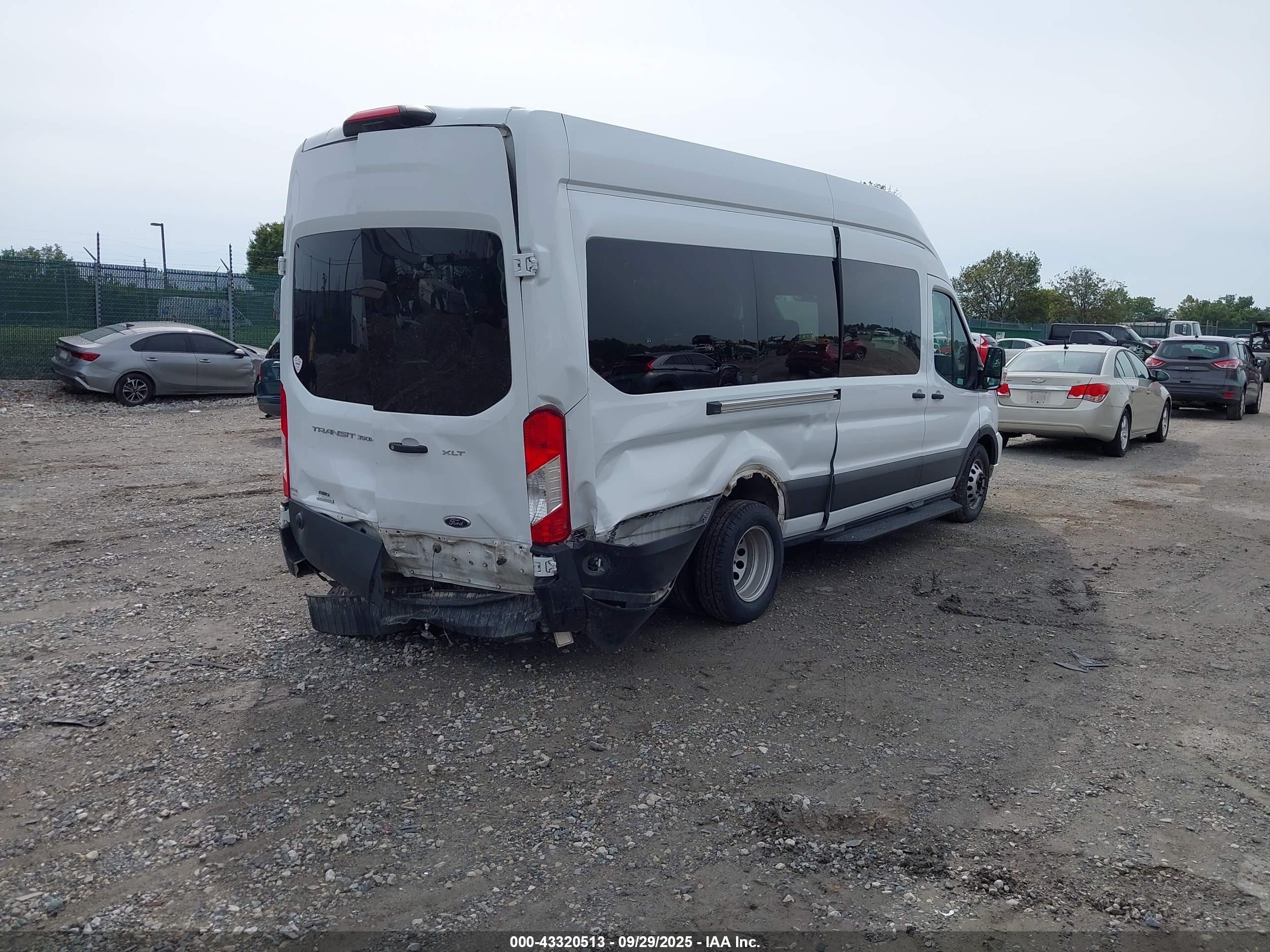 FORD TRANSIT-350 image 4