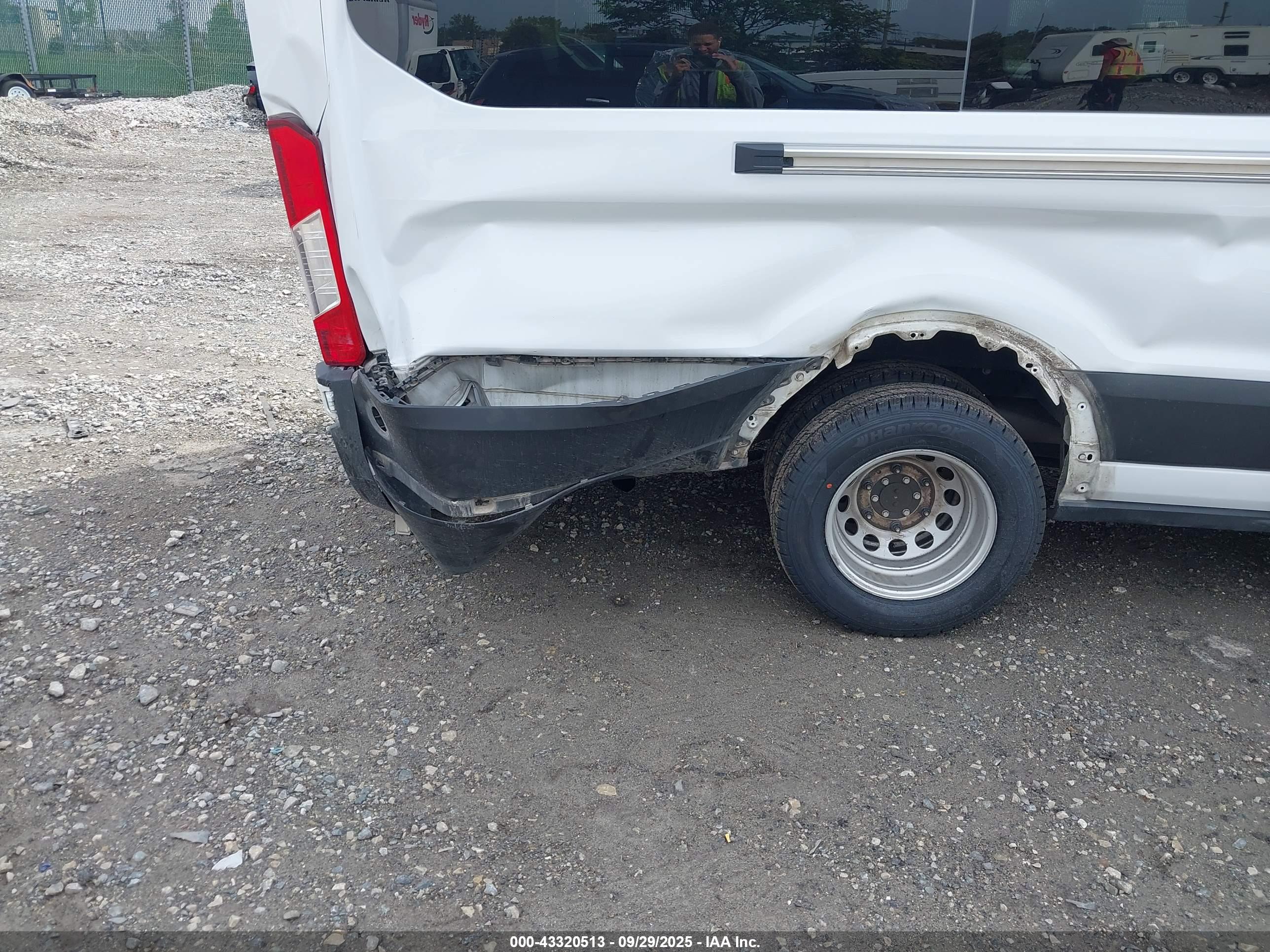 FORD TRANSIT-350 image 6