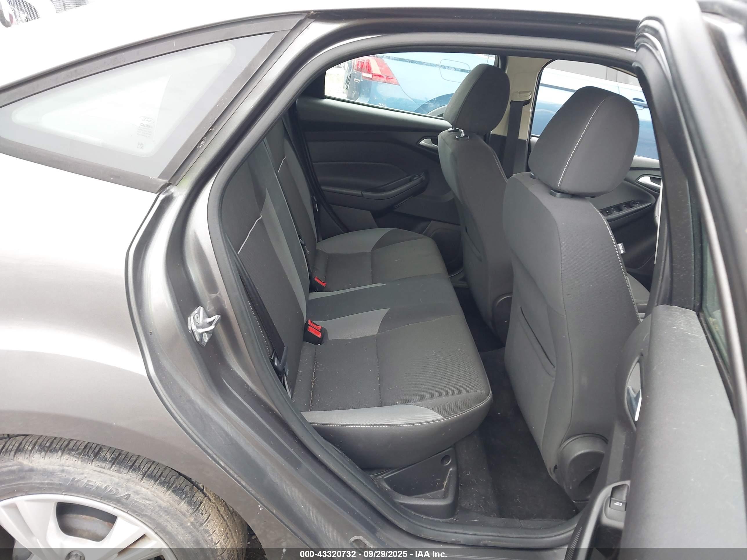 FORD FOCUS image 8