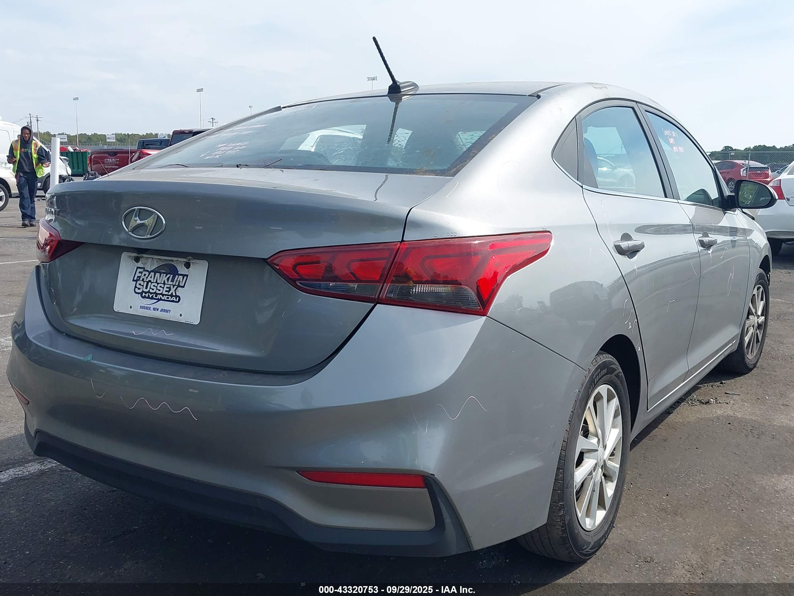 HYUNDAI ACCENT image 4
