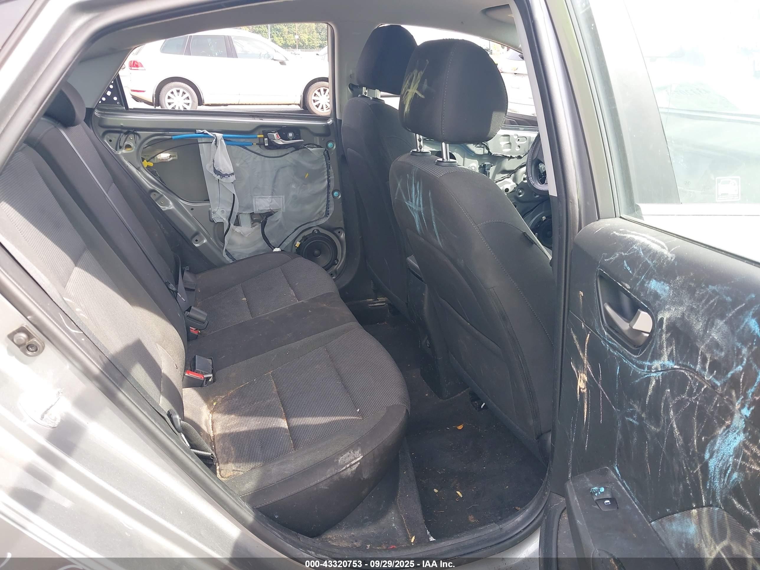 HYUNDAI ACCENT image 8