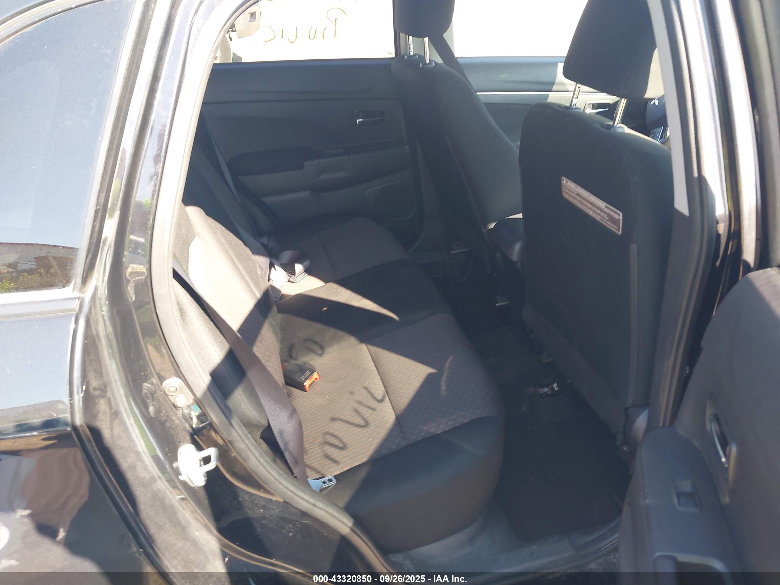 MITSUBISHI OUTLANDER image 8