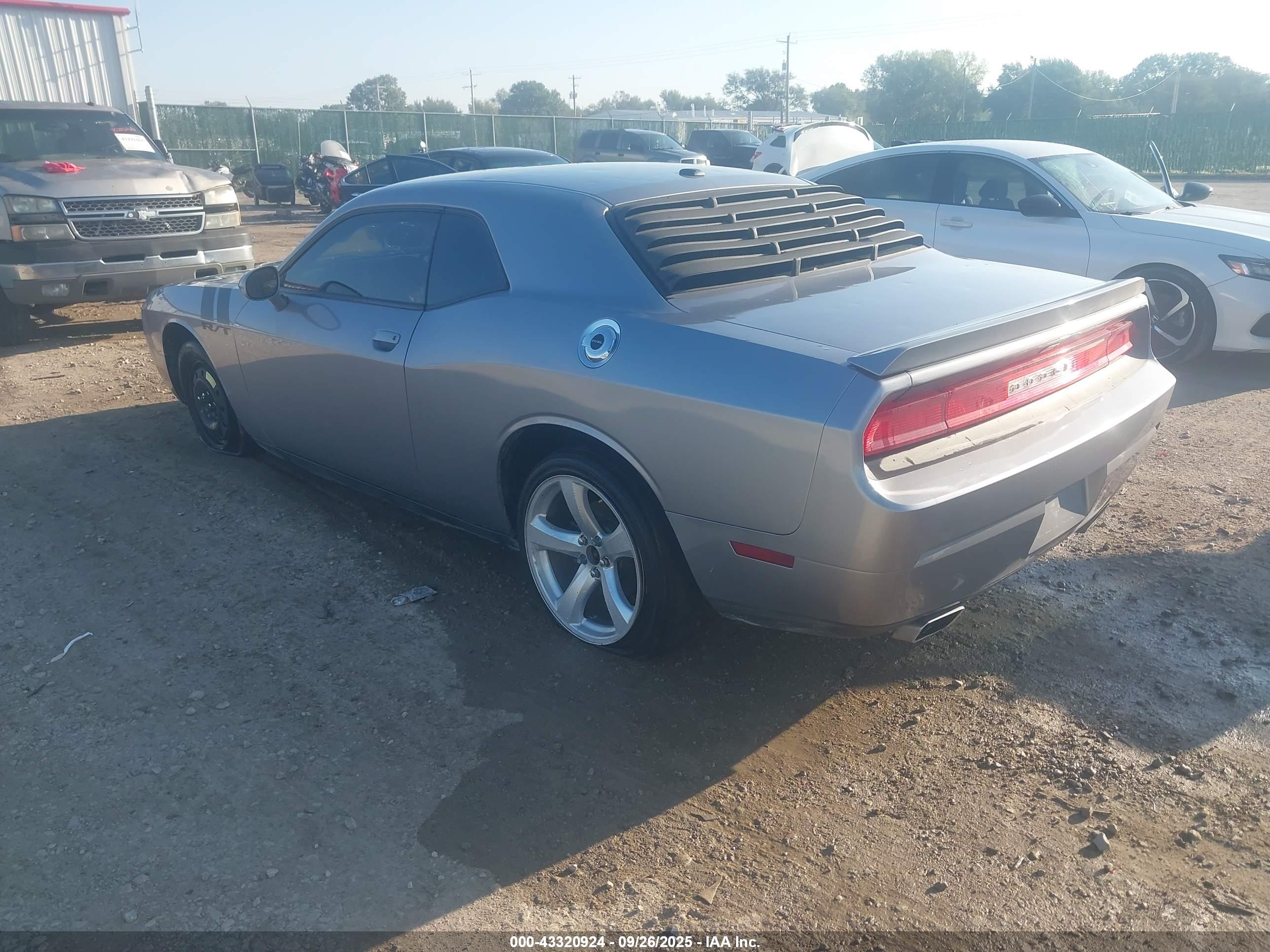 DODGE CHALLENGER image 3