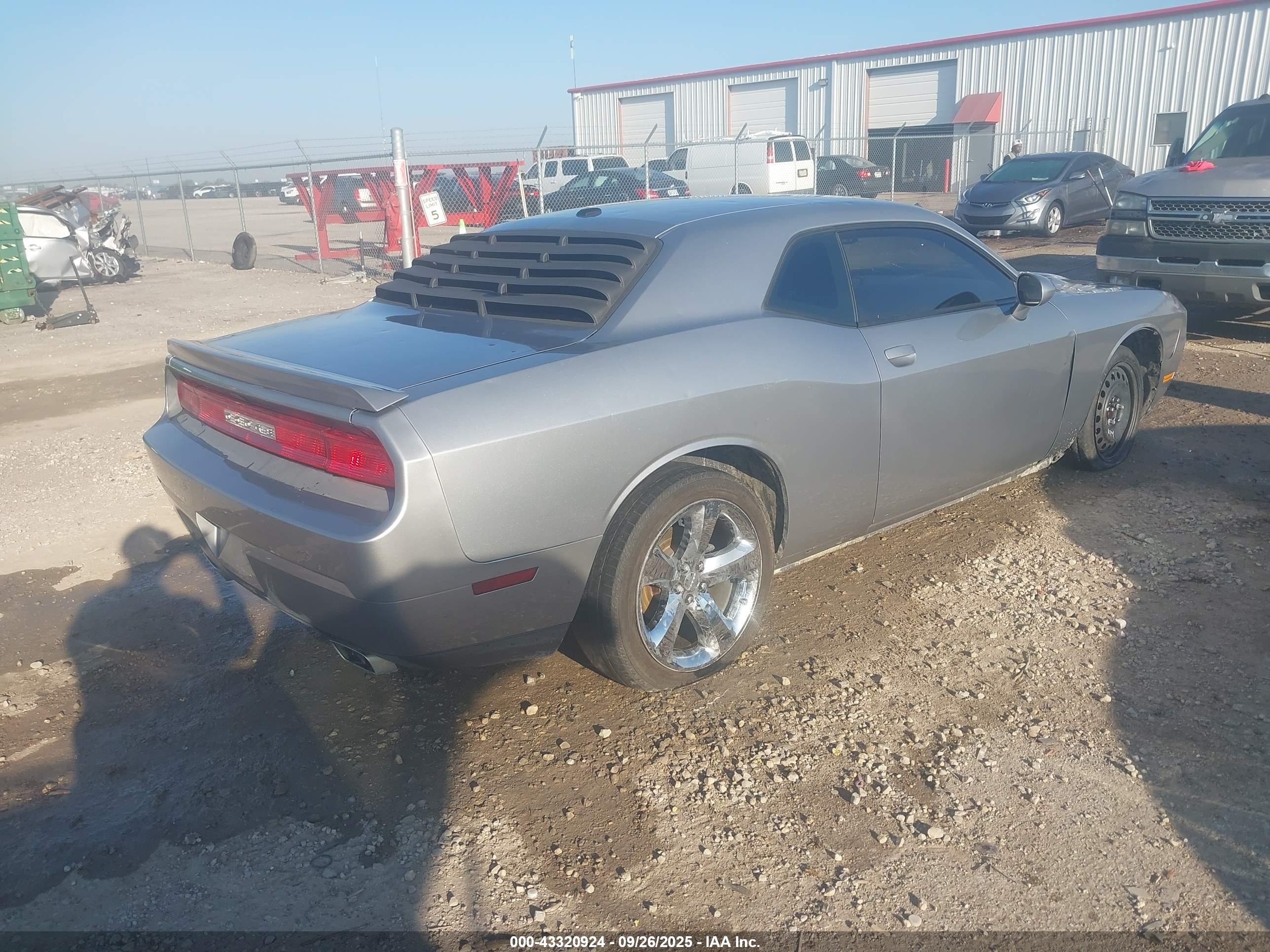 DODGE CHALLENGER image 4