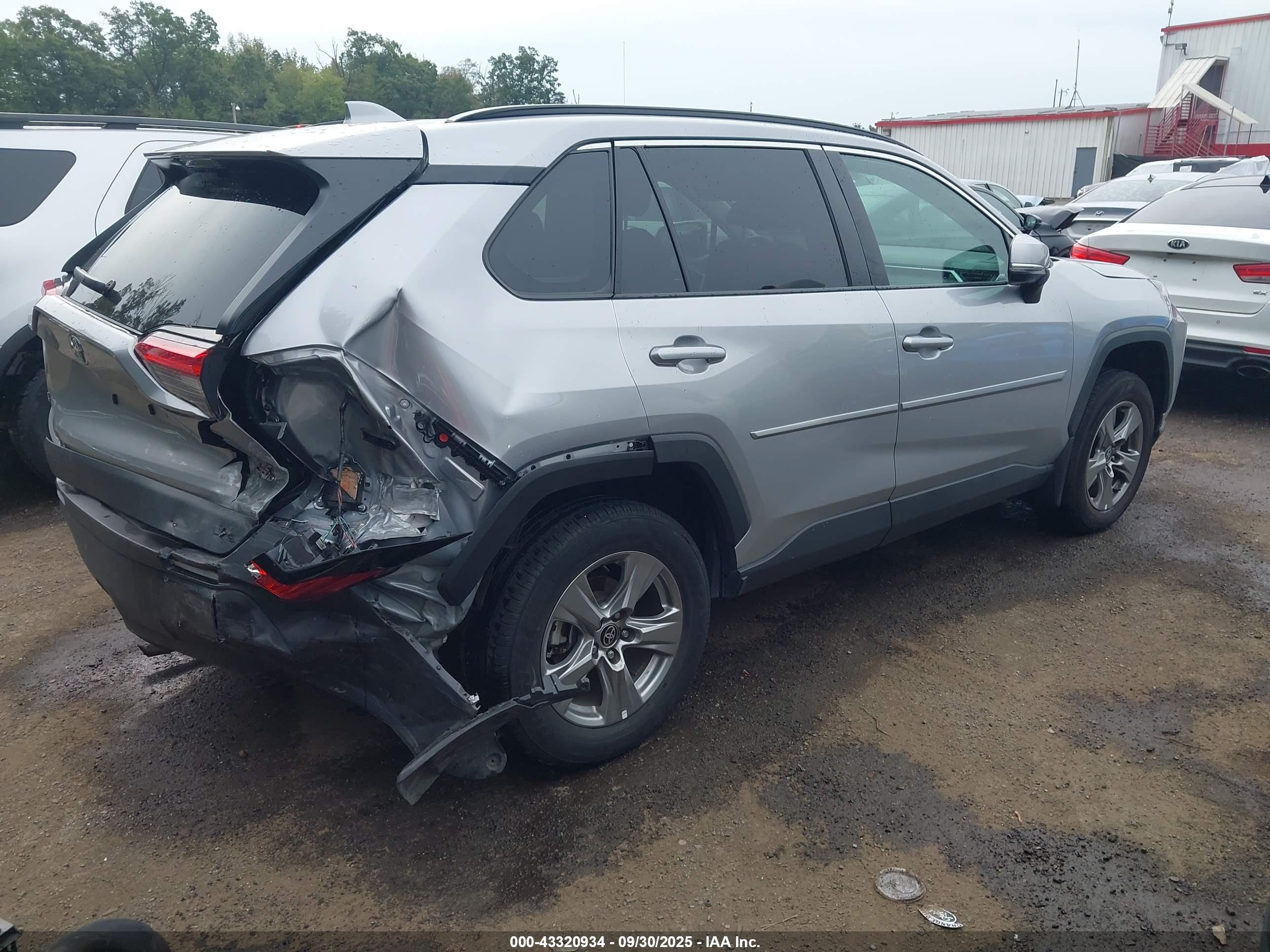 TOYOTA RAV4 image 4