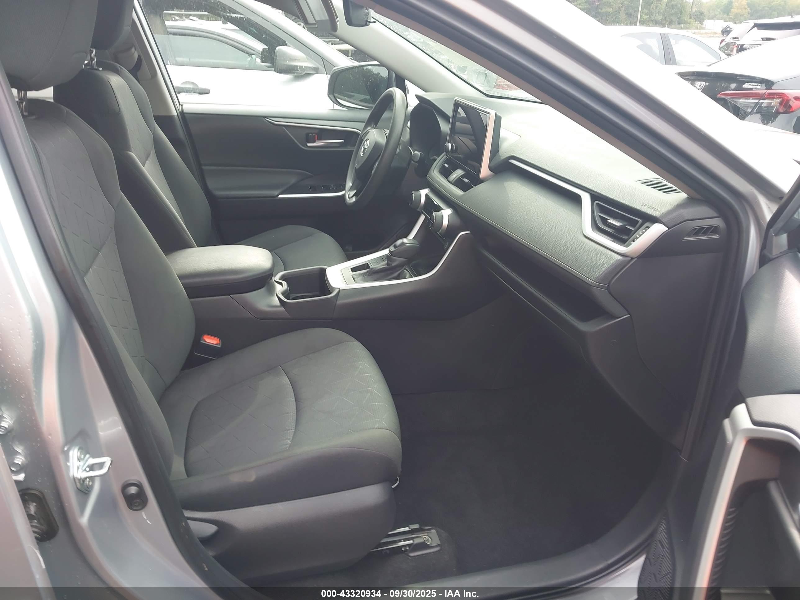 TOYOTA RAV4 image 5