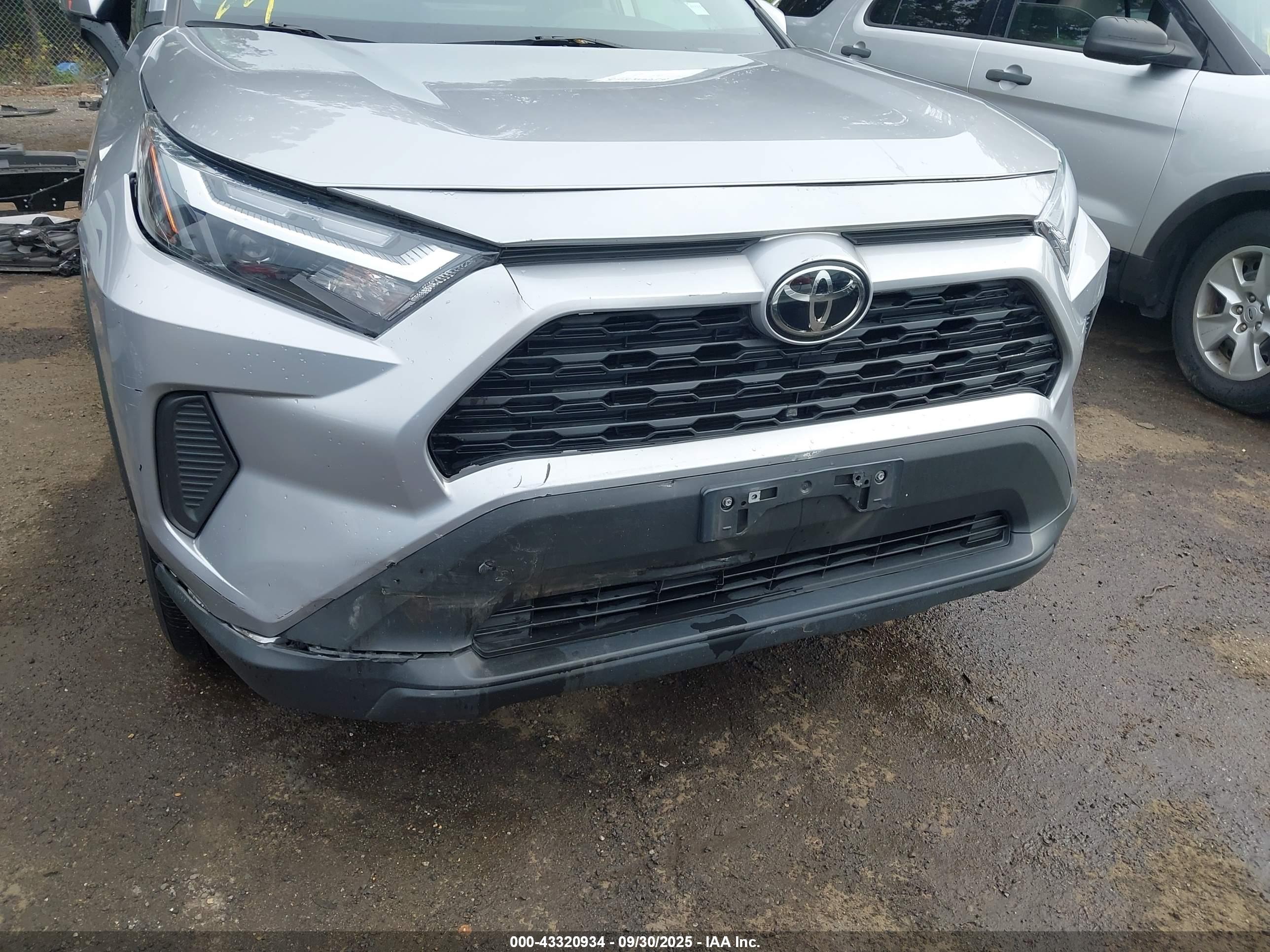 TOYOTA RAV4 image 6