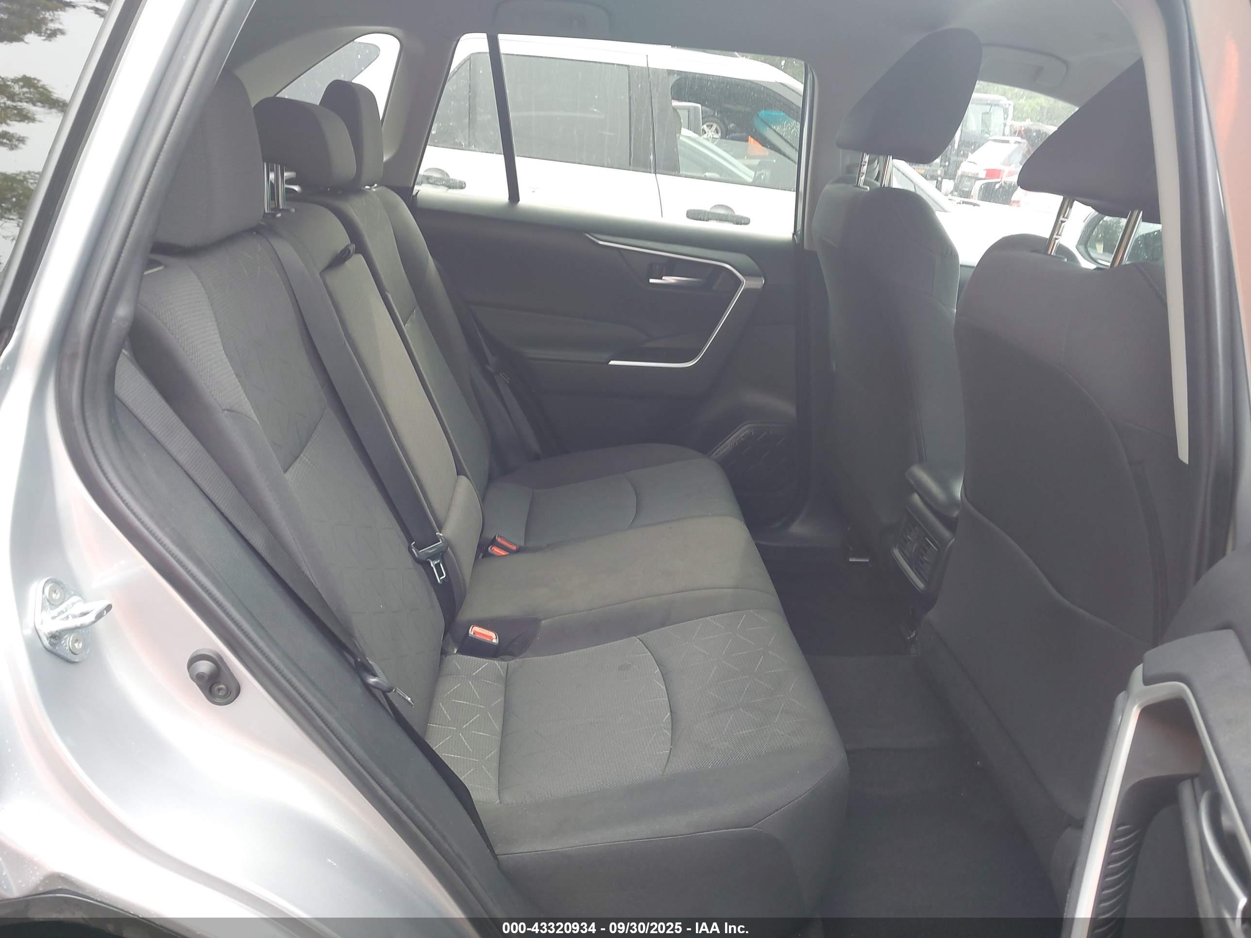 TOYOTA RAV4 image 8