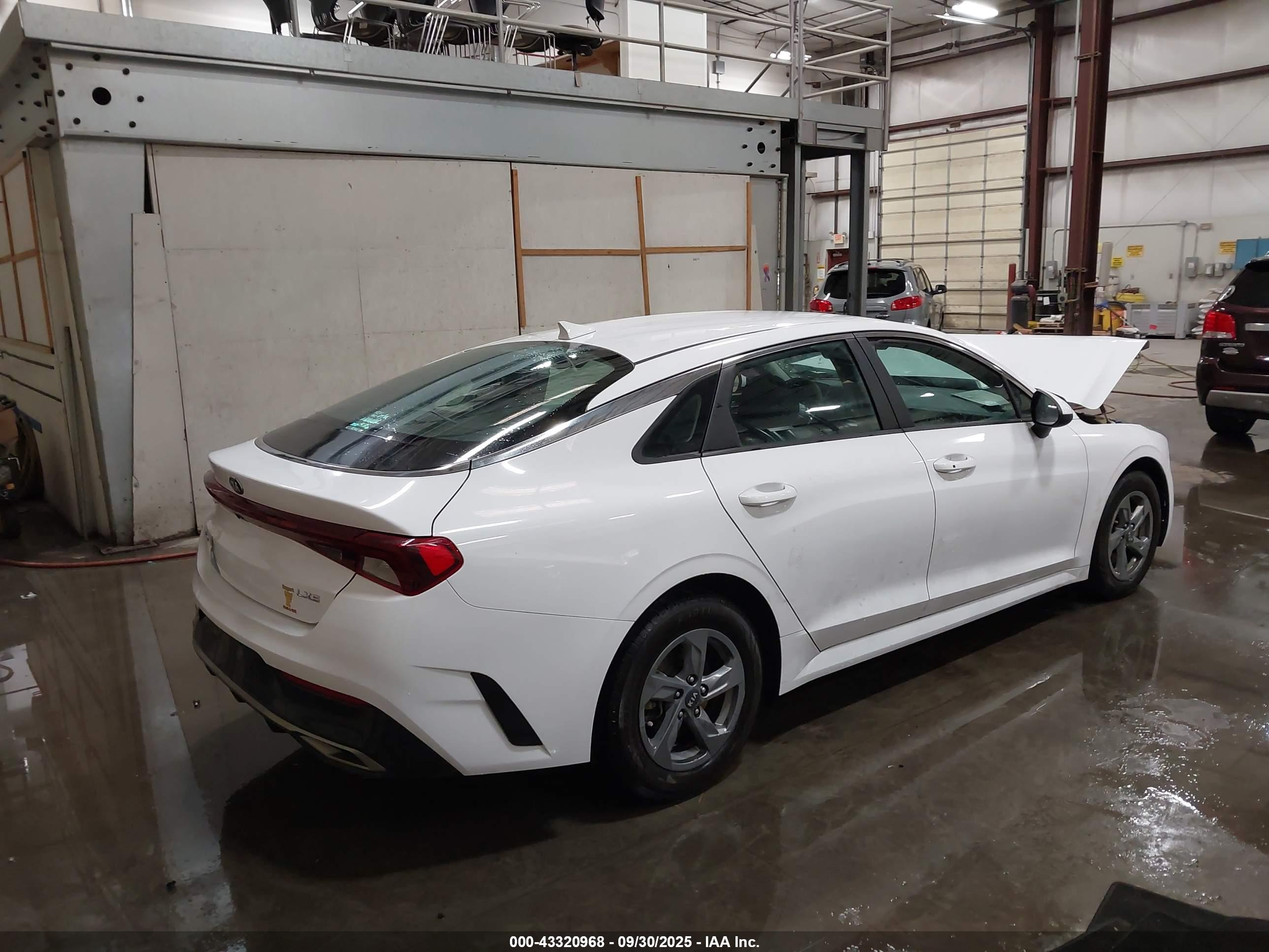 KIA K5 image 4