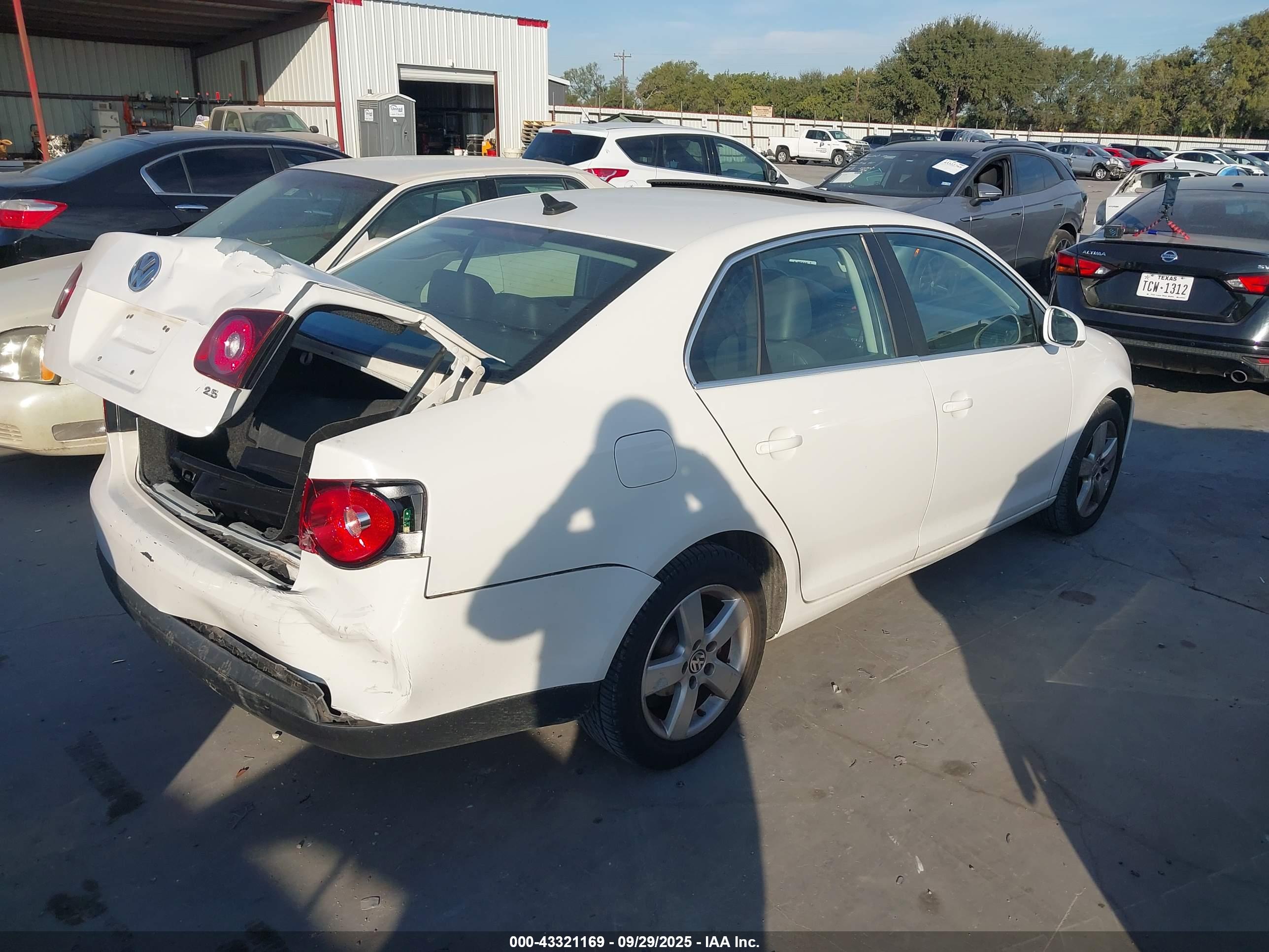 VOLKSWAGEN JETTA image 4