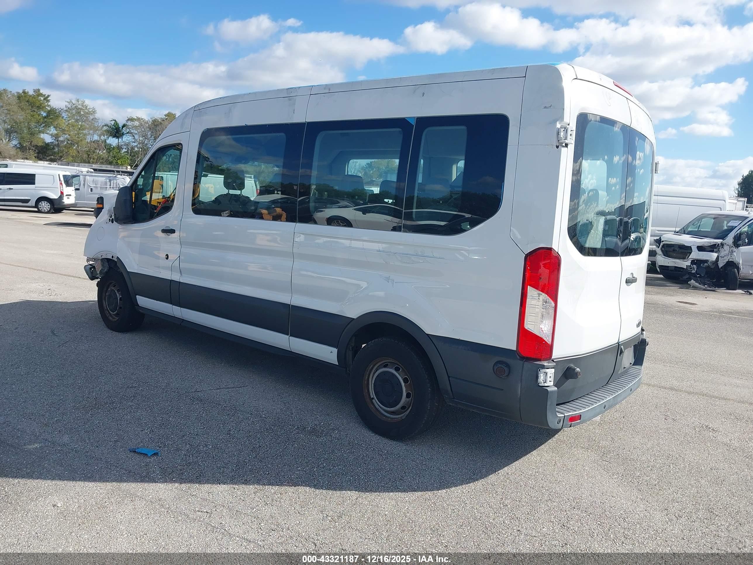 FORD TRANSIT-350 image 3