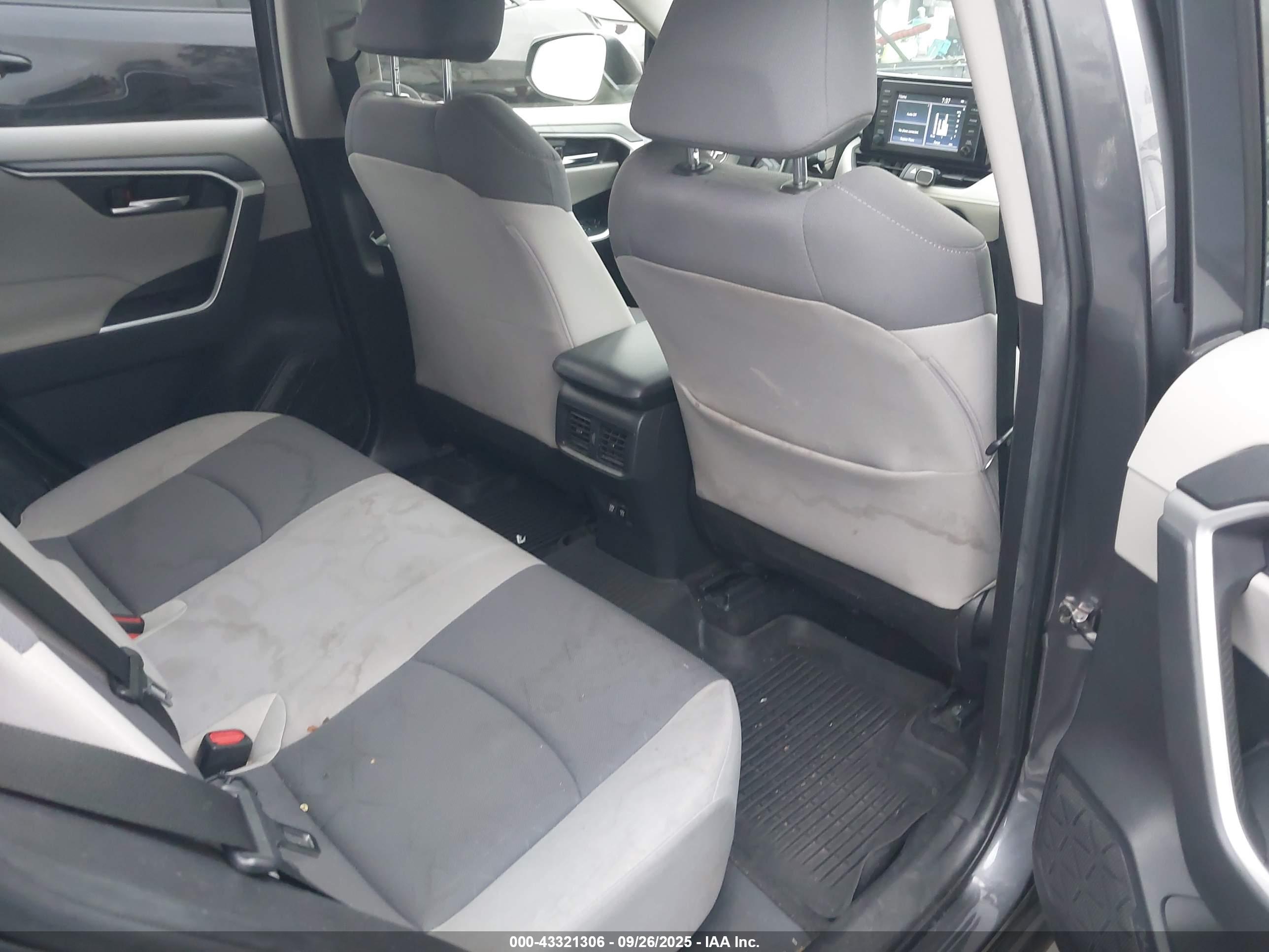 TOYOTA RAV4 image 8
