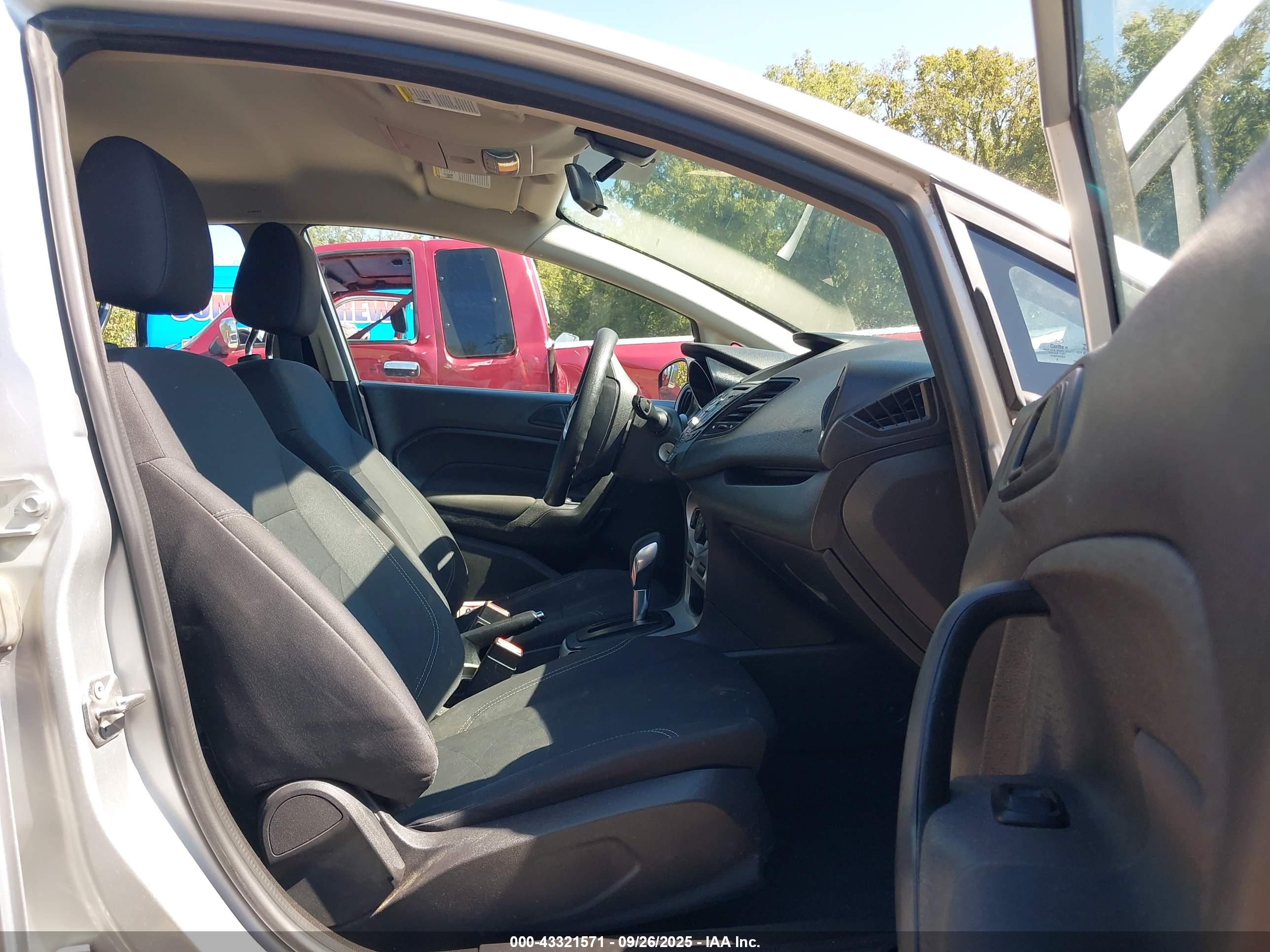 FORD FIESTA image 5