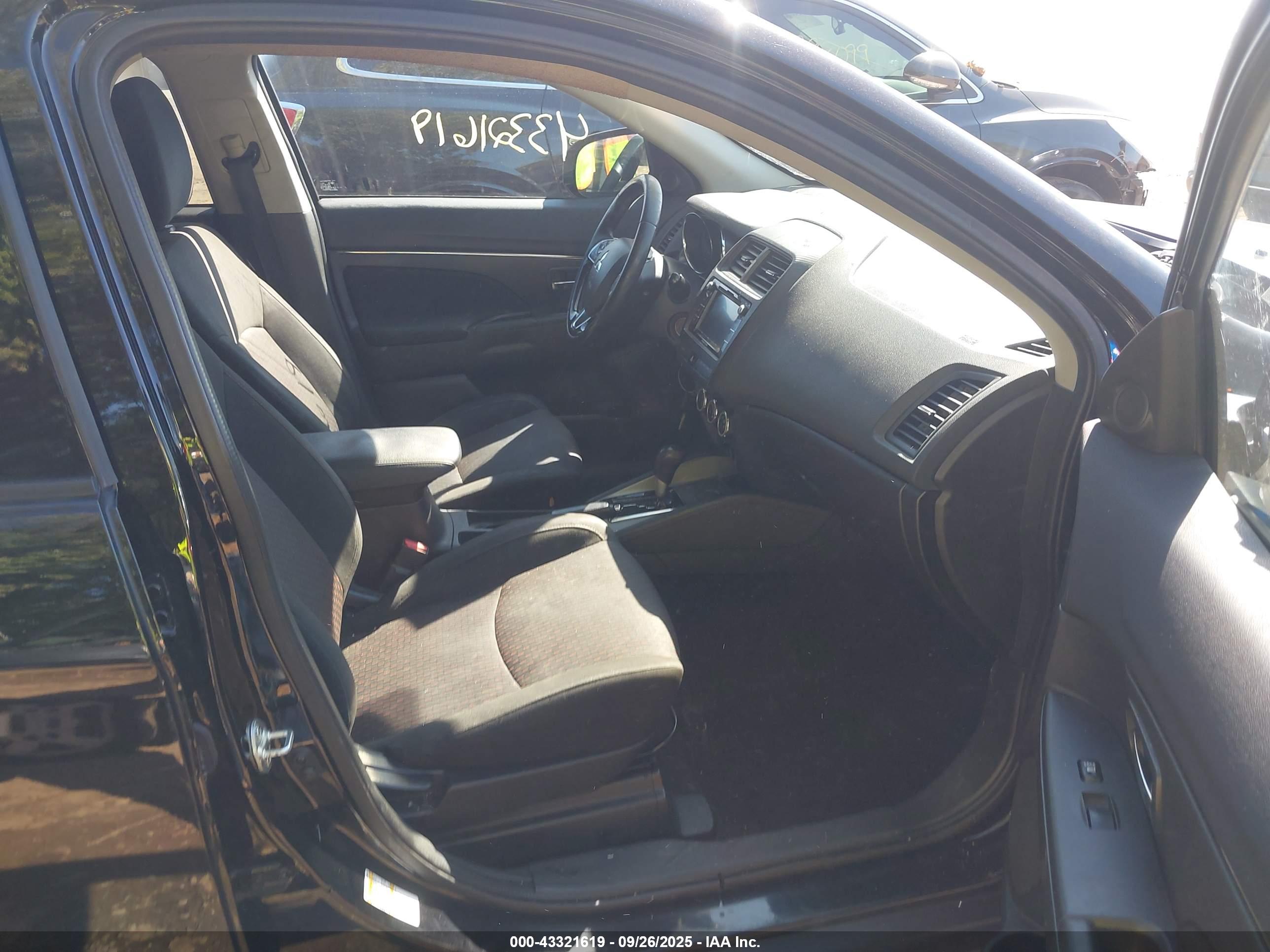 MITSUBISHI OUTLANDER image 5