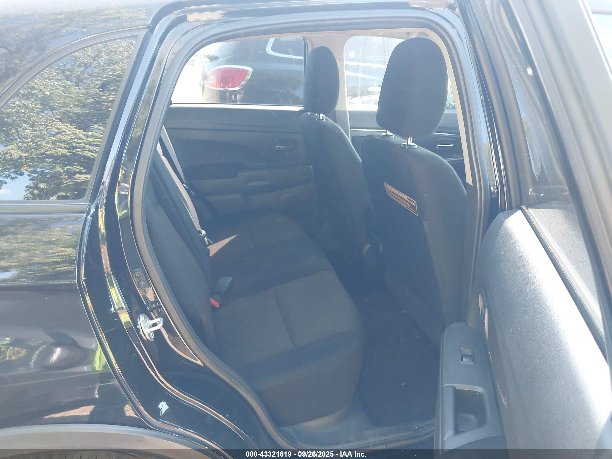 MITSUBISHI OUTLANDER image 8