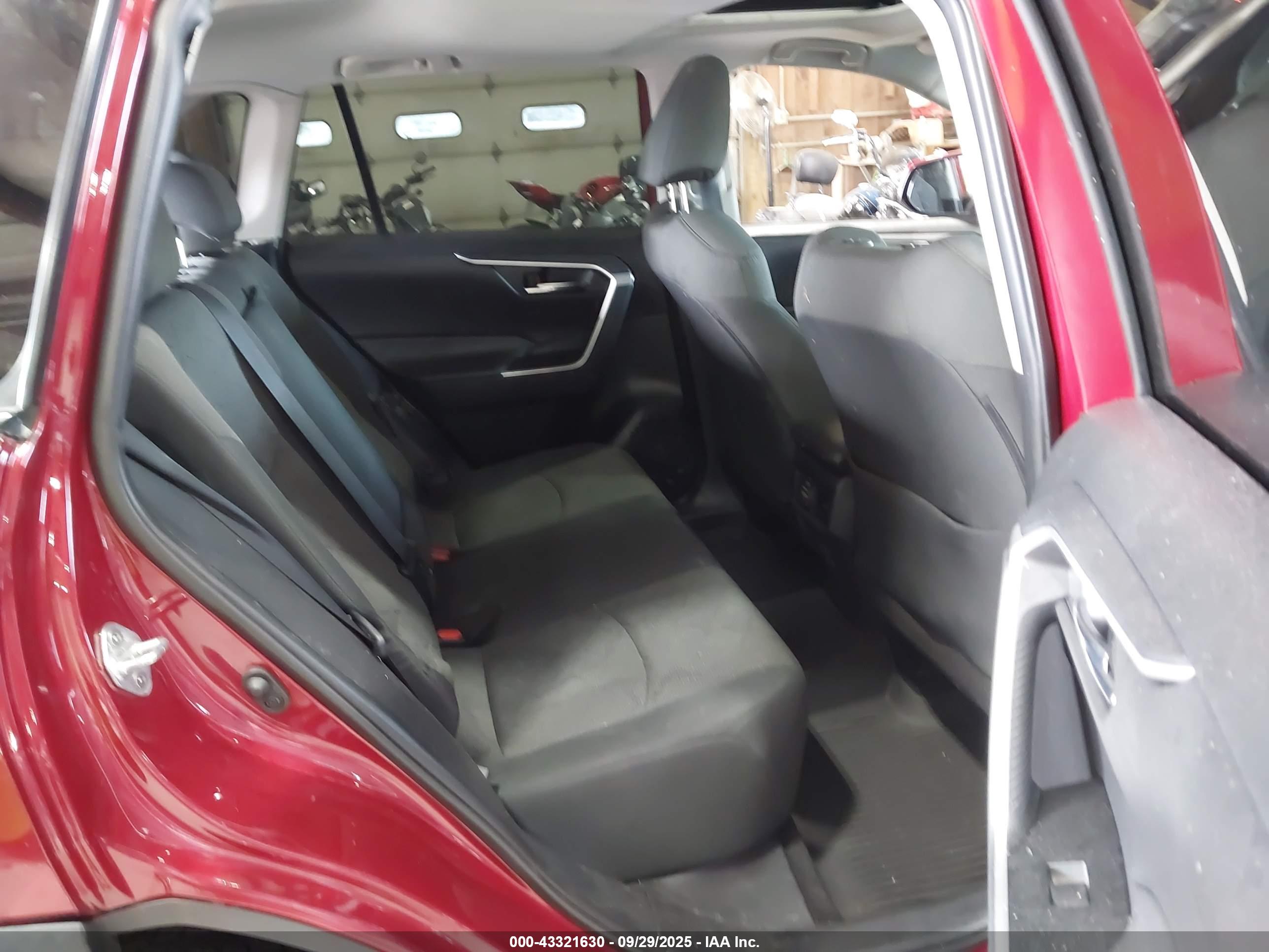 TOYOTA RAV4 image 8