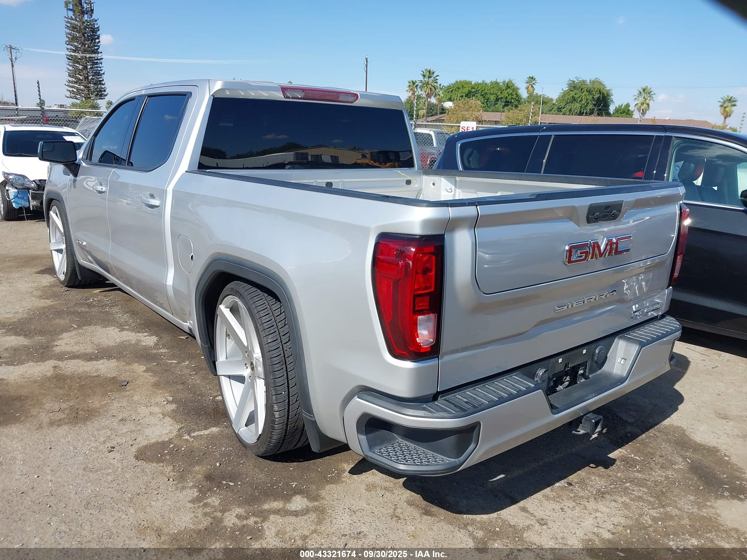 GMC SIERRA image 3
