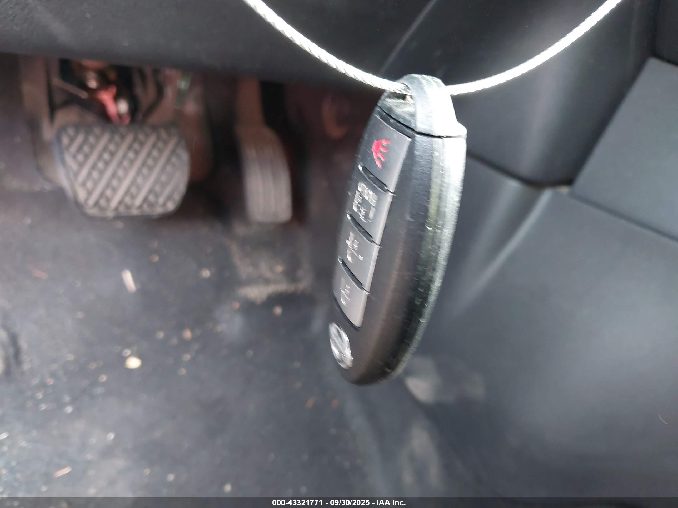 NISSAN LEAF image 11