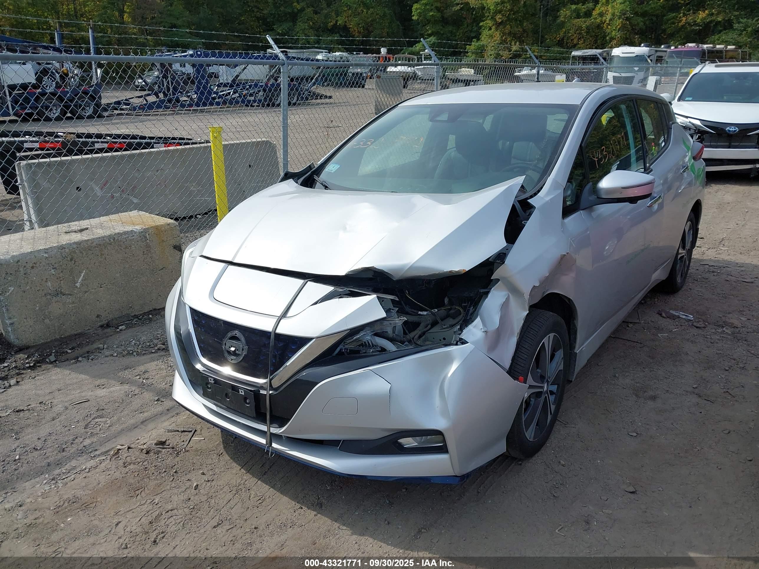NISSAN LEAF image 2