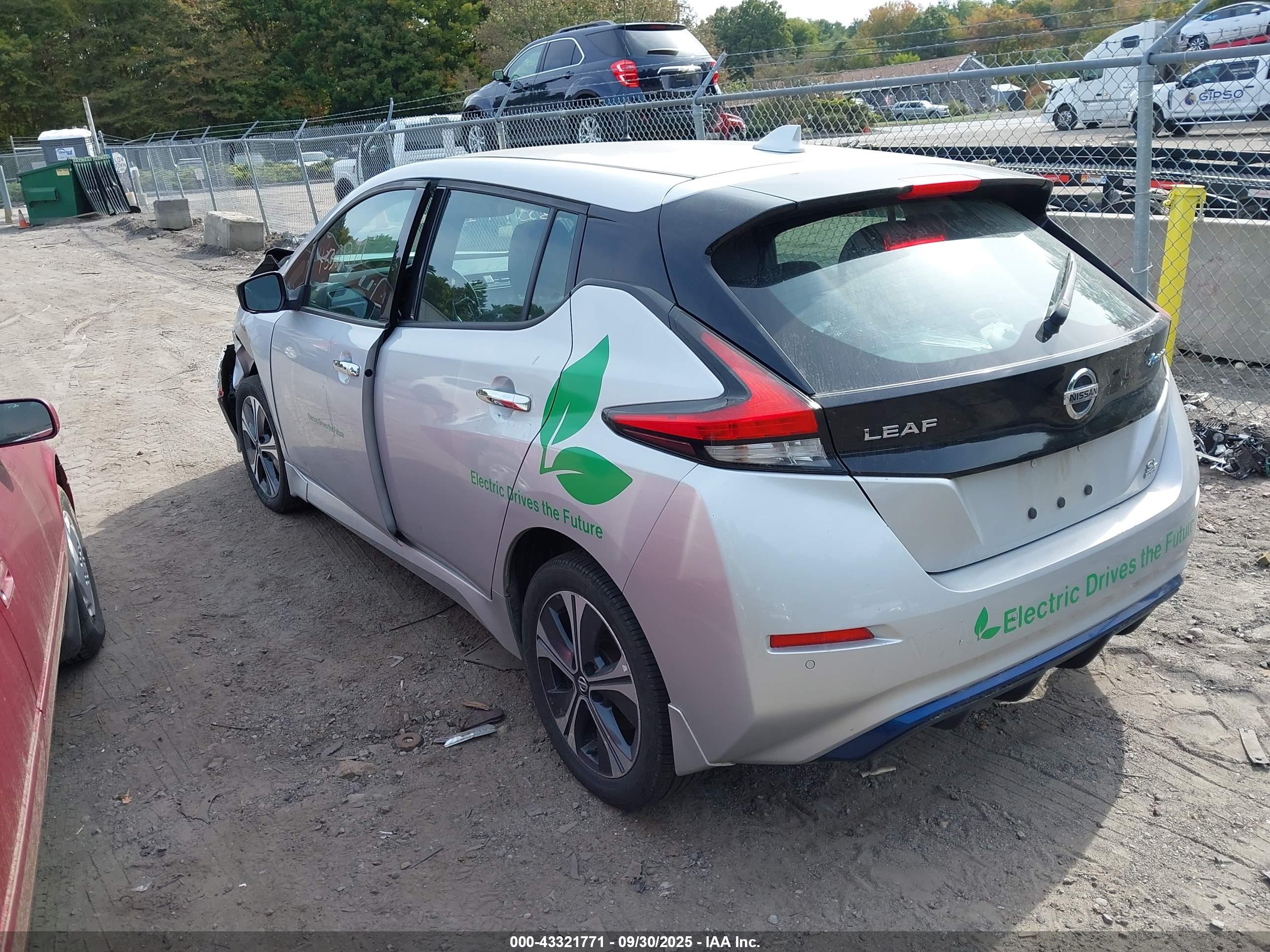 NISSAN LEAF image 3
