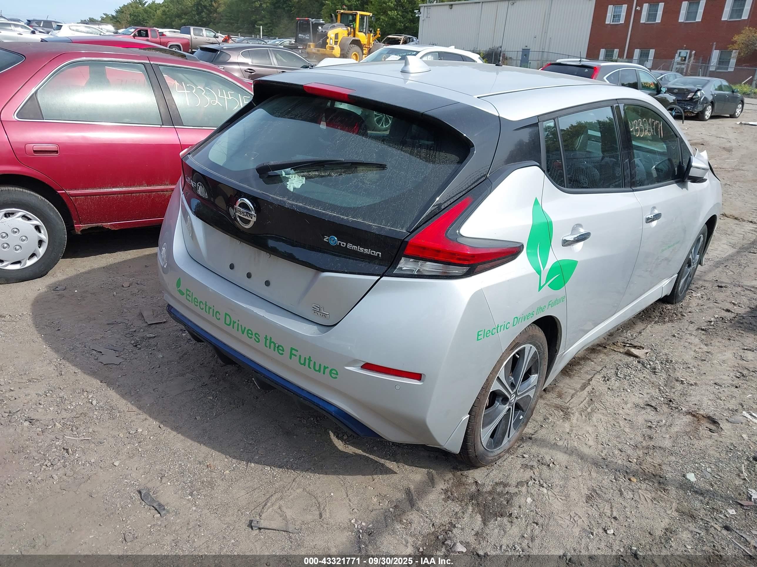 NISSAN LEAF image 4