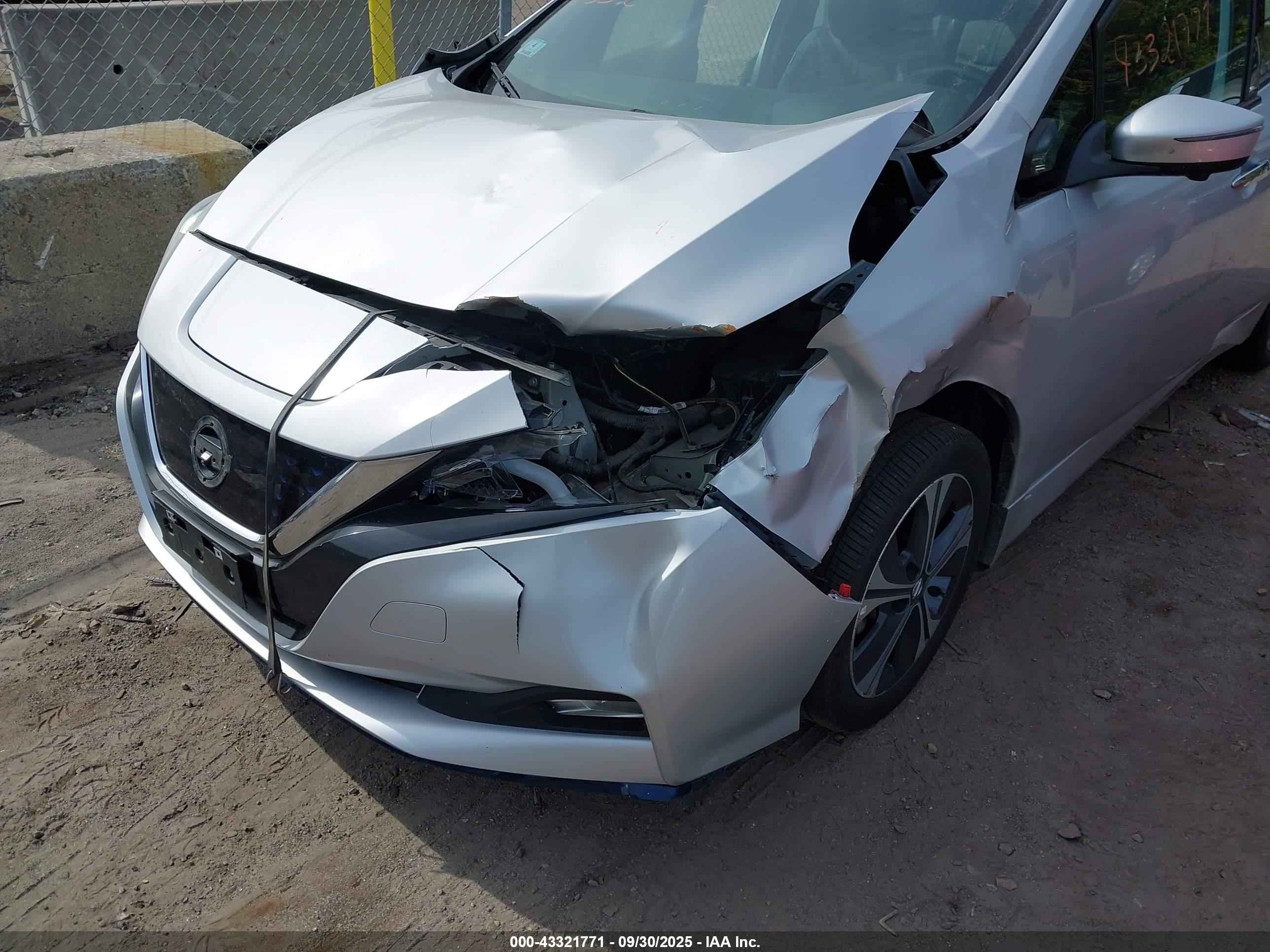 NISSAN LEAF image 6