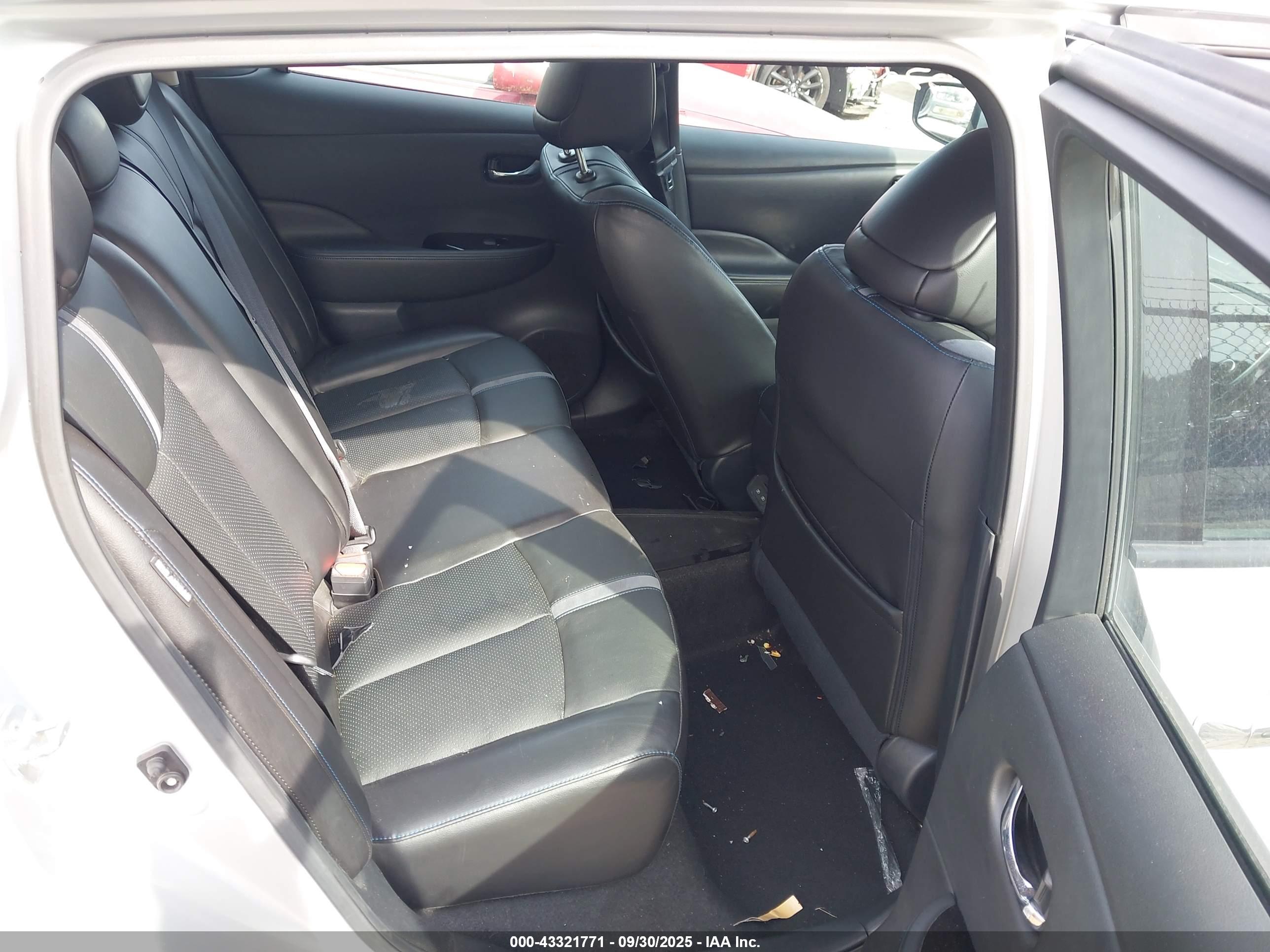 NISSAN LEAF image 8