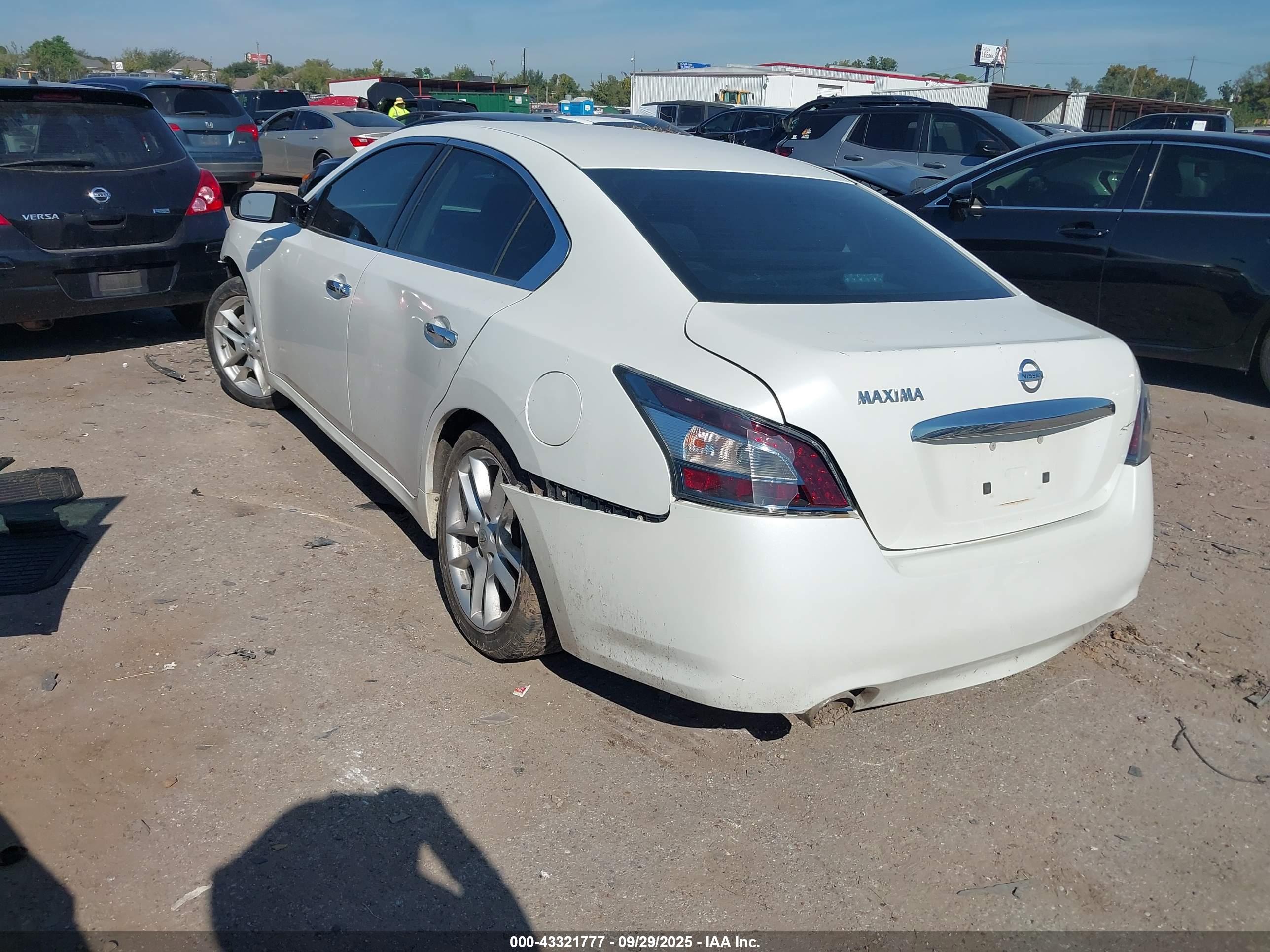 NISSAN MAXIMA image 3