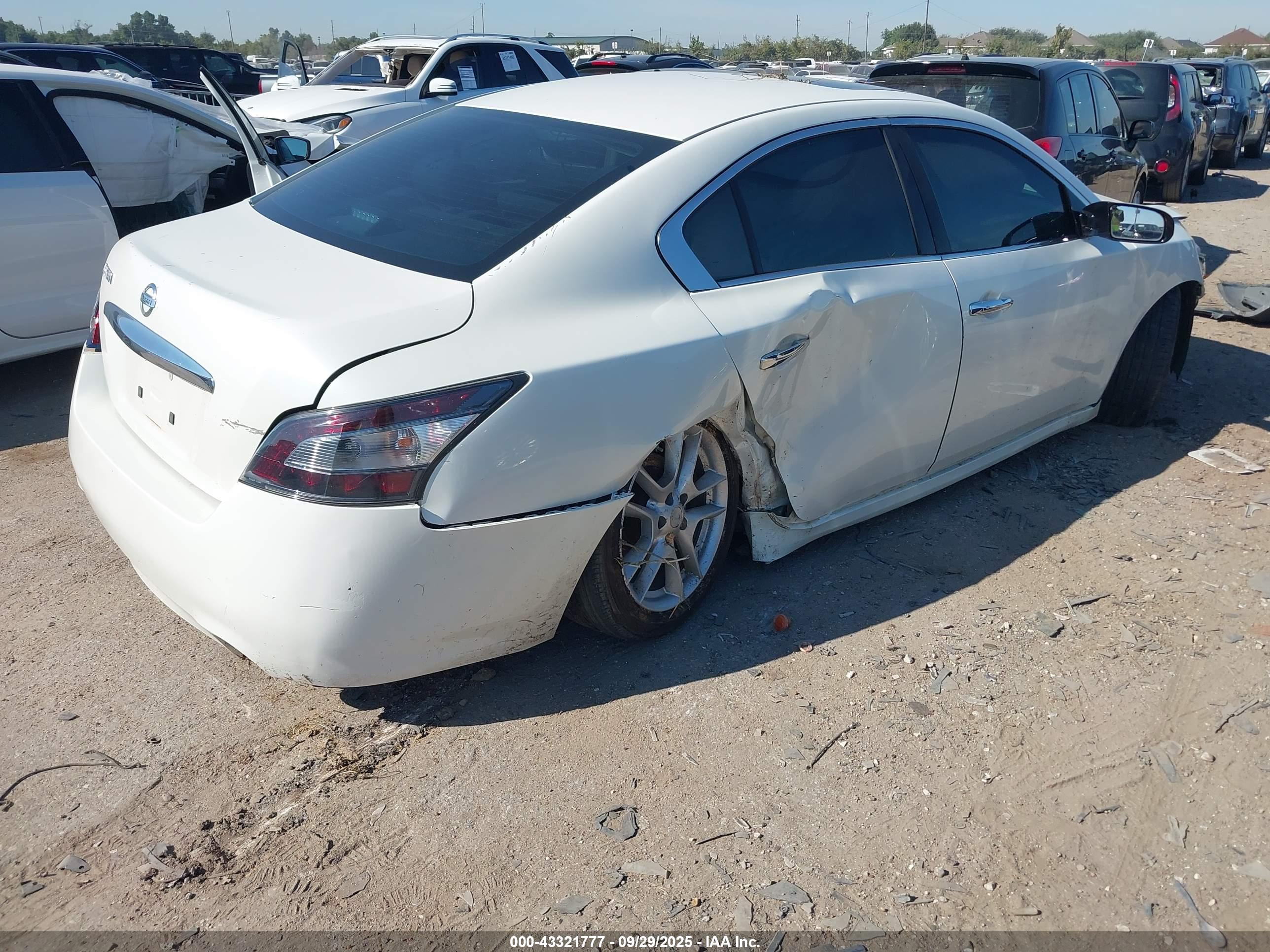 NISSAN MAXIMA image 4