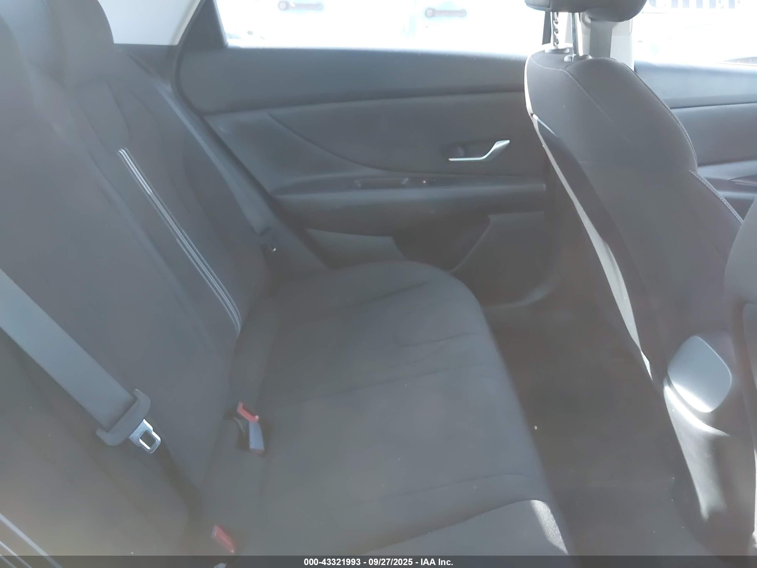 HYUNDAI ELANTRA image 8