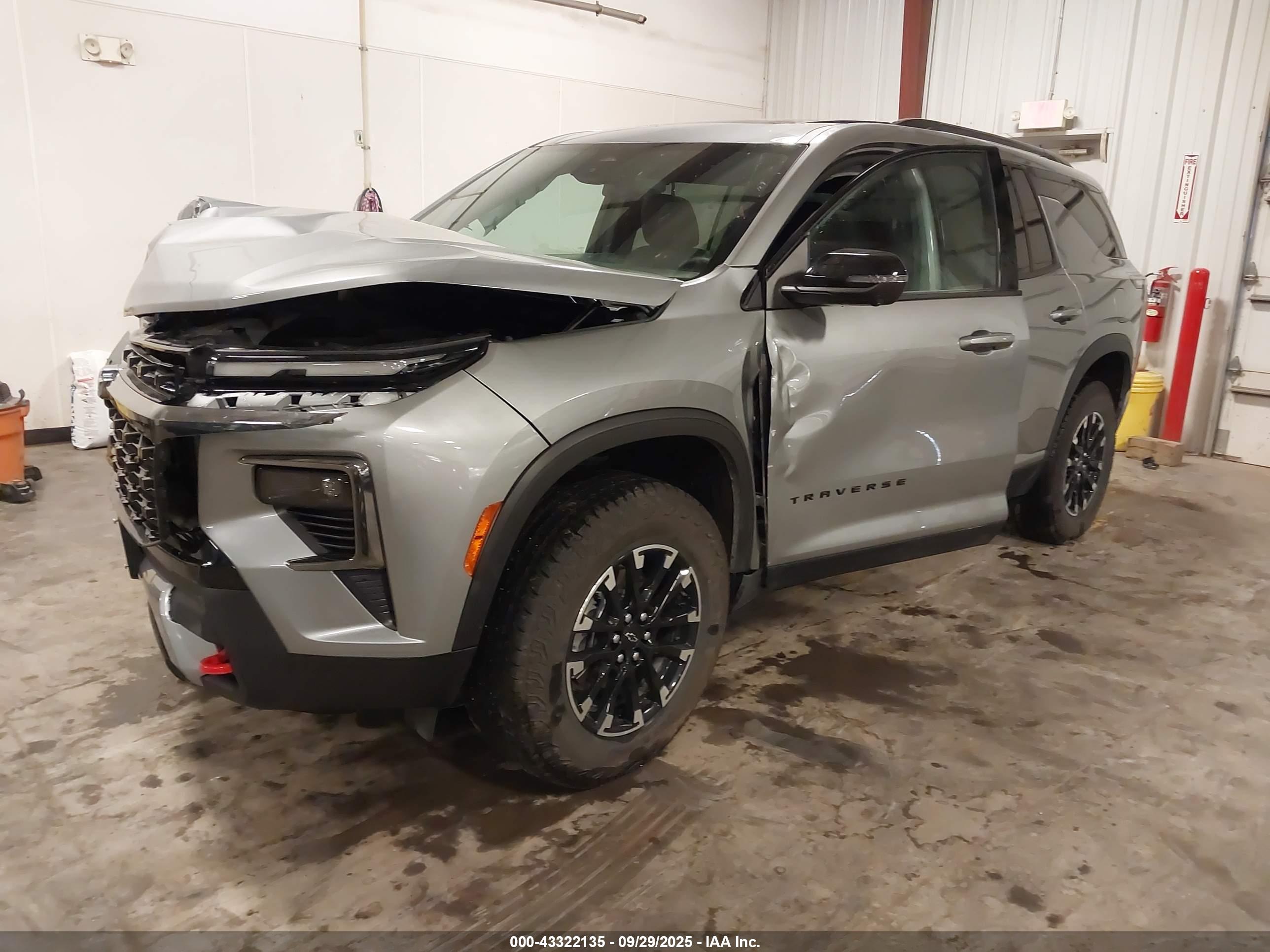 CHEVROLET TRAVERSE image 2