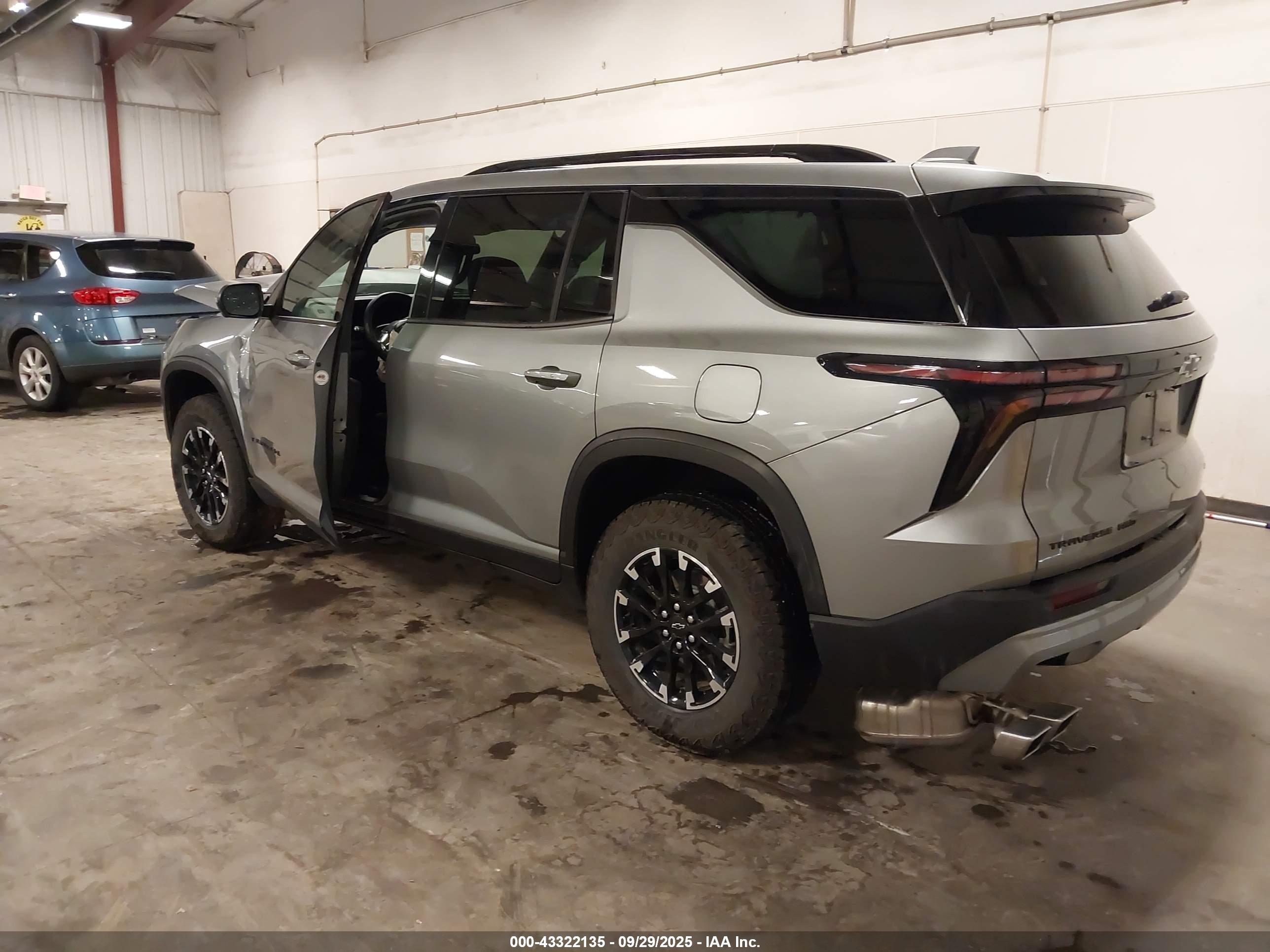 CHEVROLET TRAVERSE image 3