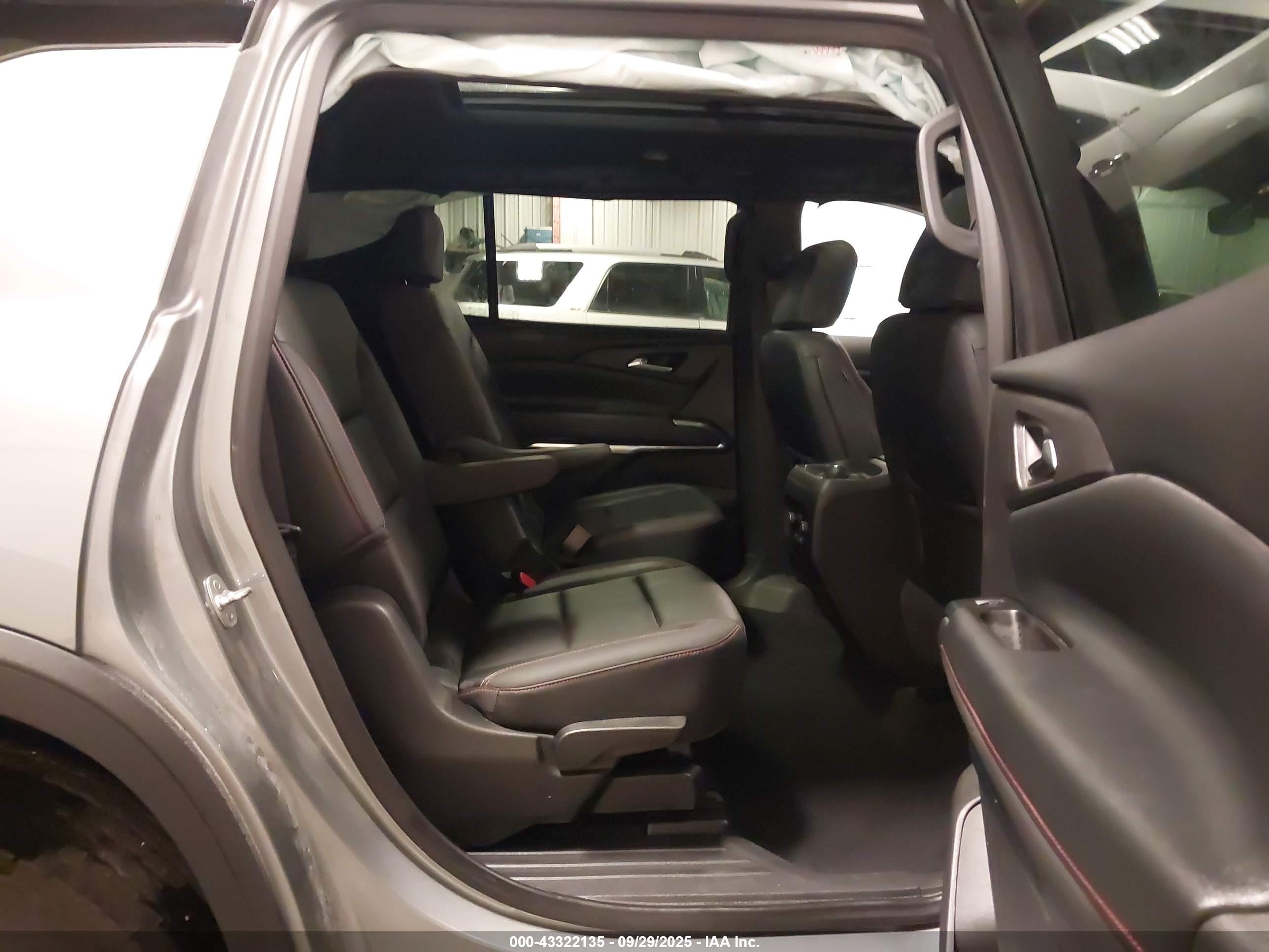 CHEVROLET TRAVERSE image 8