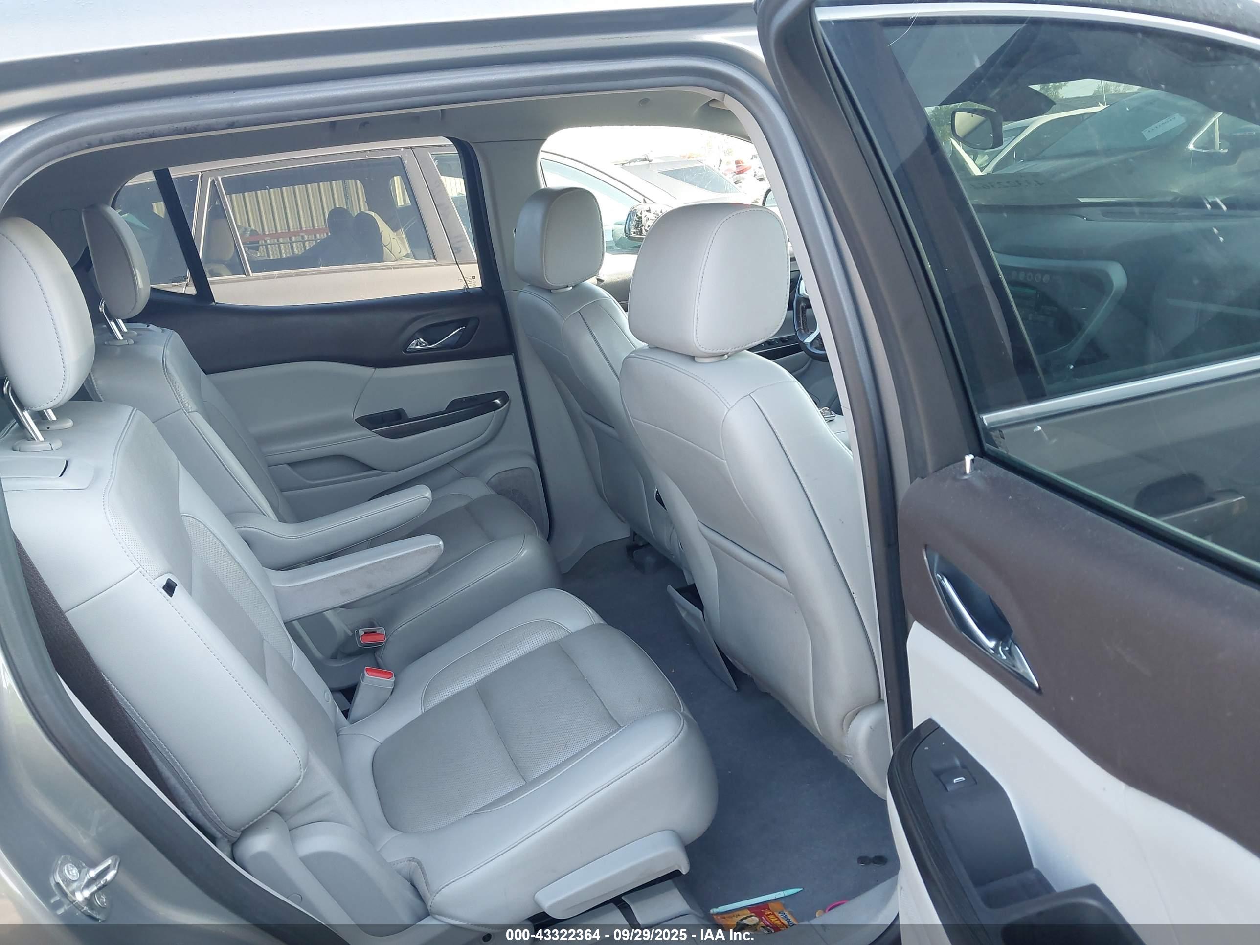 GMC ACADIA image 8