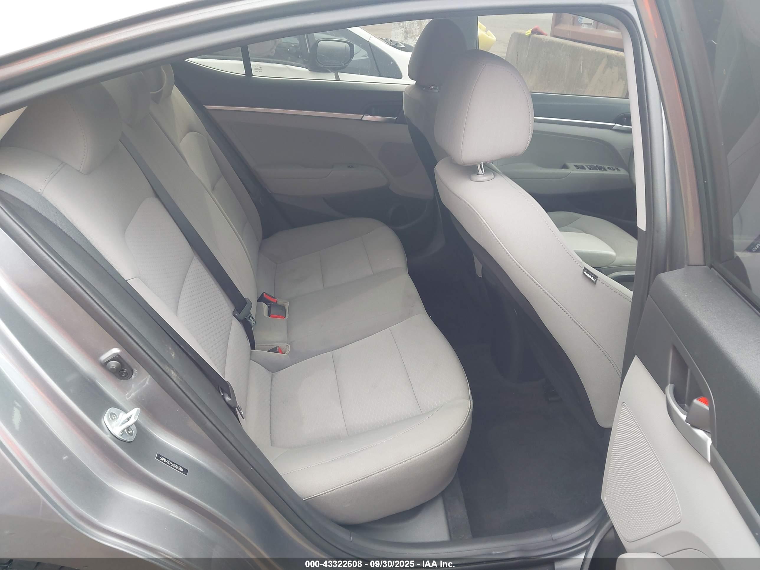 HYUNDAI ELANTRA image 8