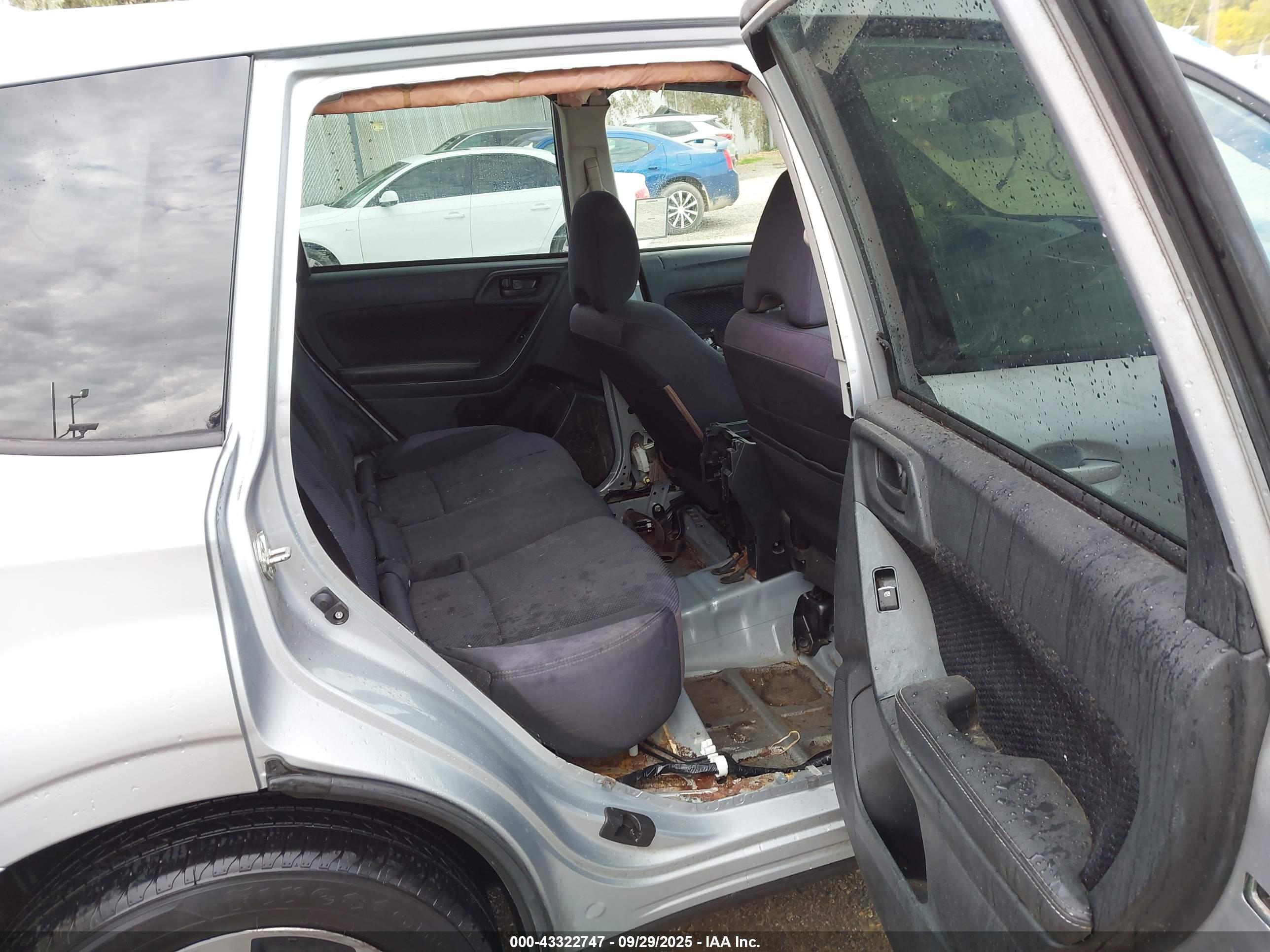 SUBARU FORESTER image 8