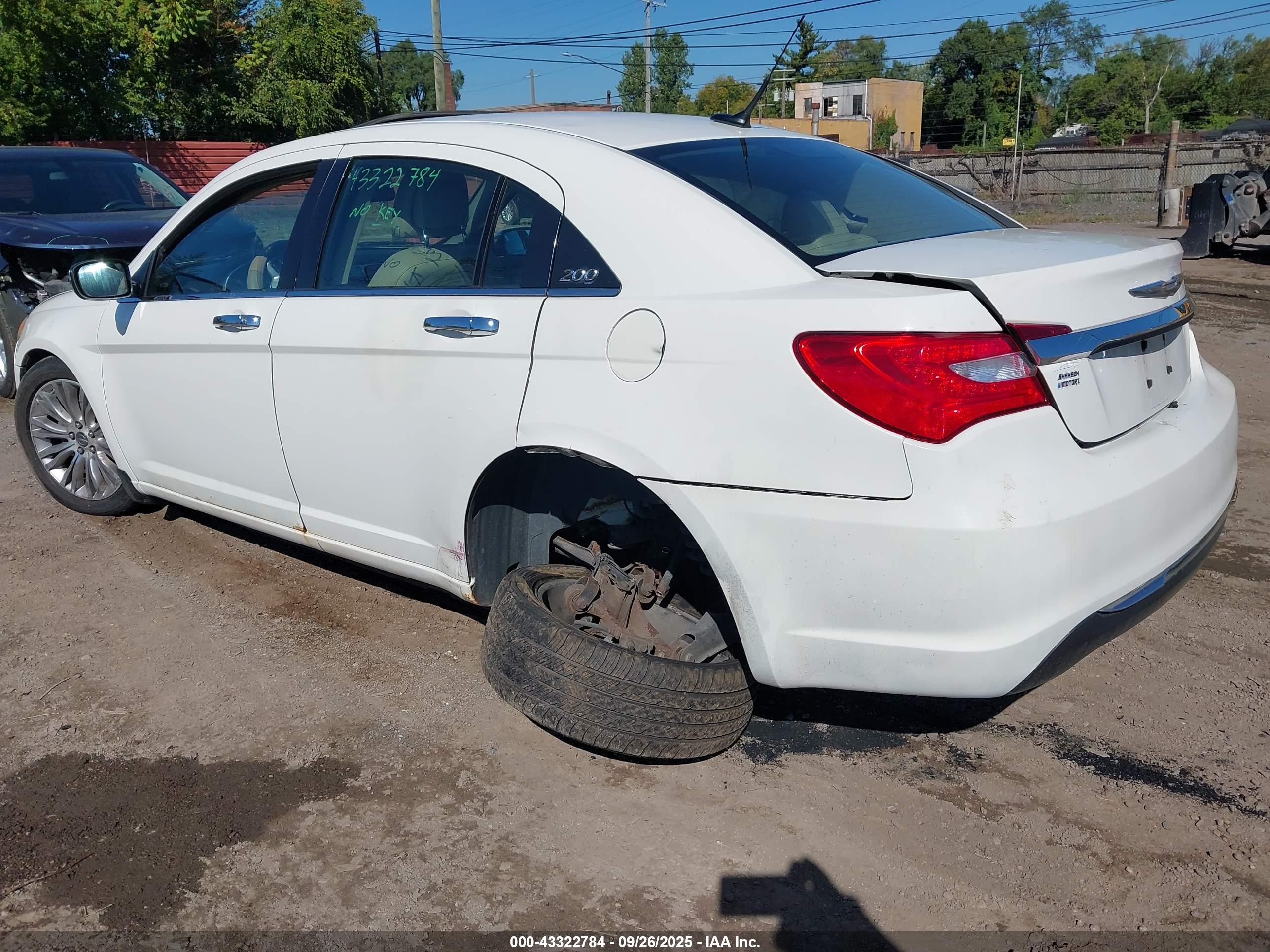 CHRYSLER 200 image 3