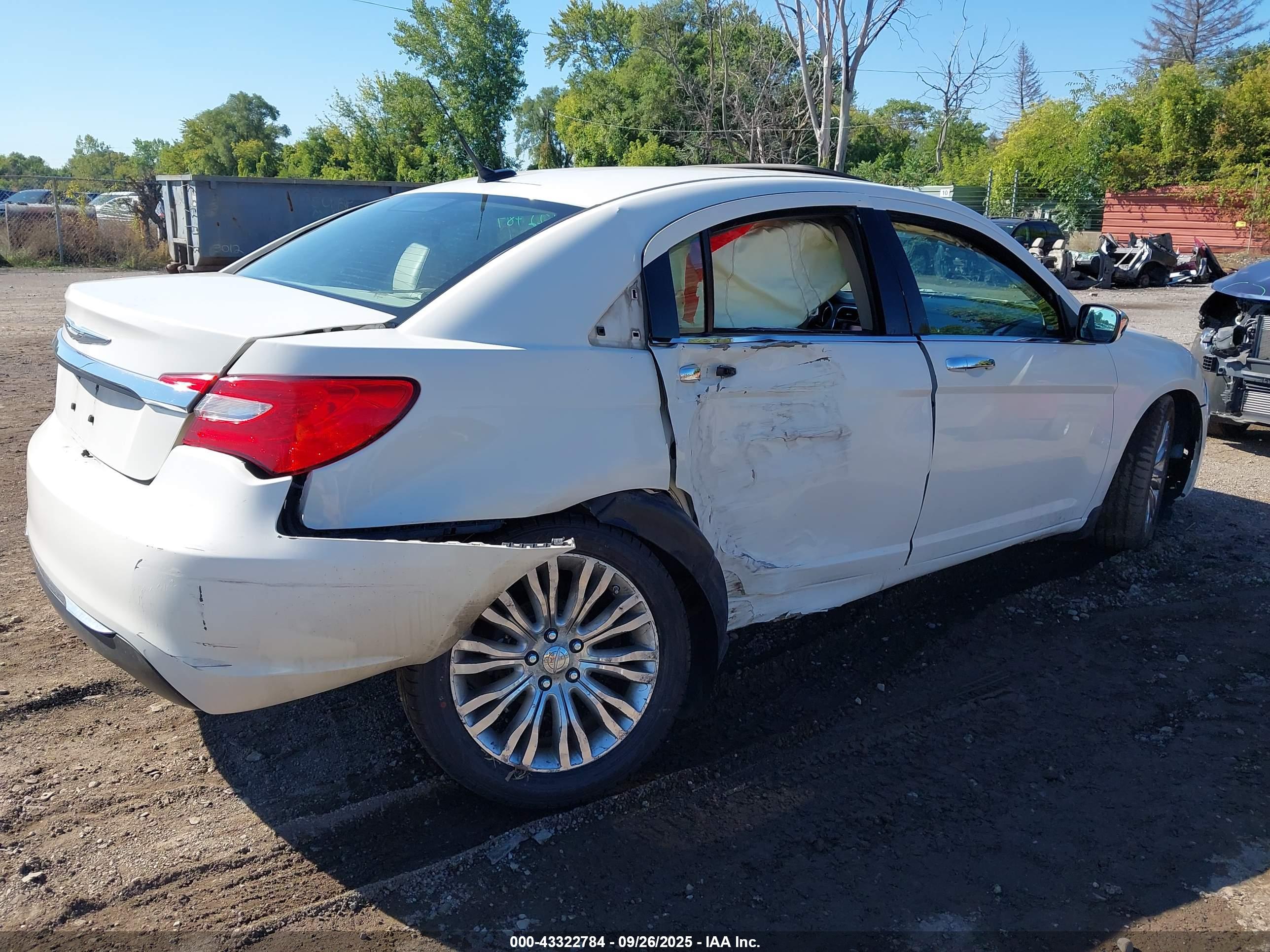 CHRYSLER 200 image 4