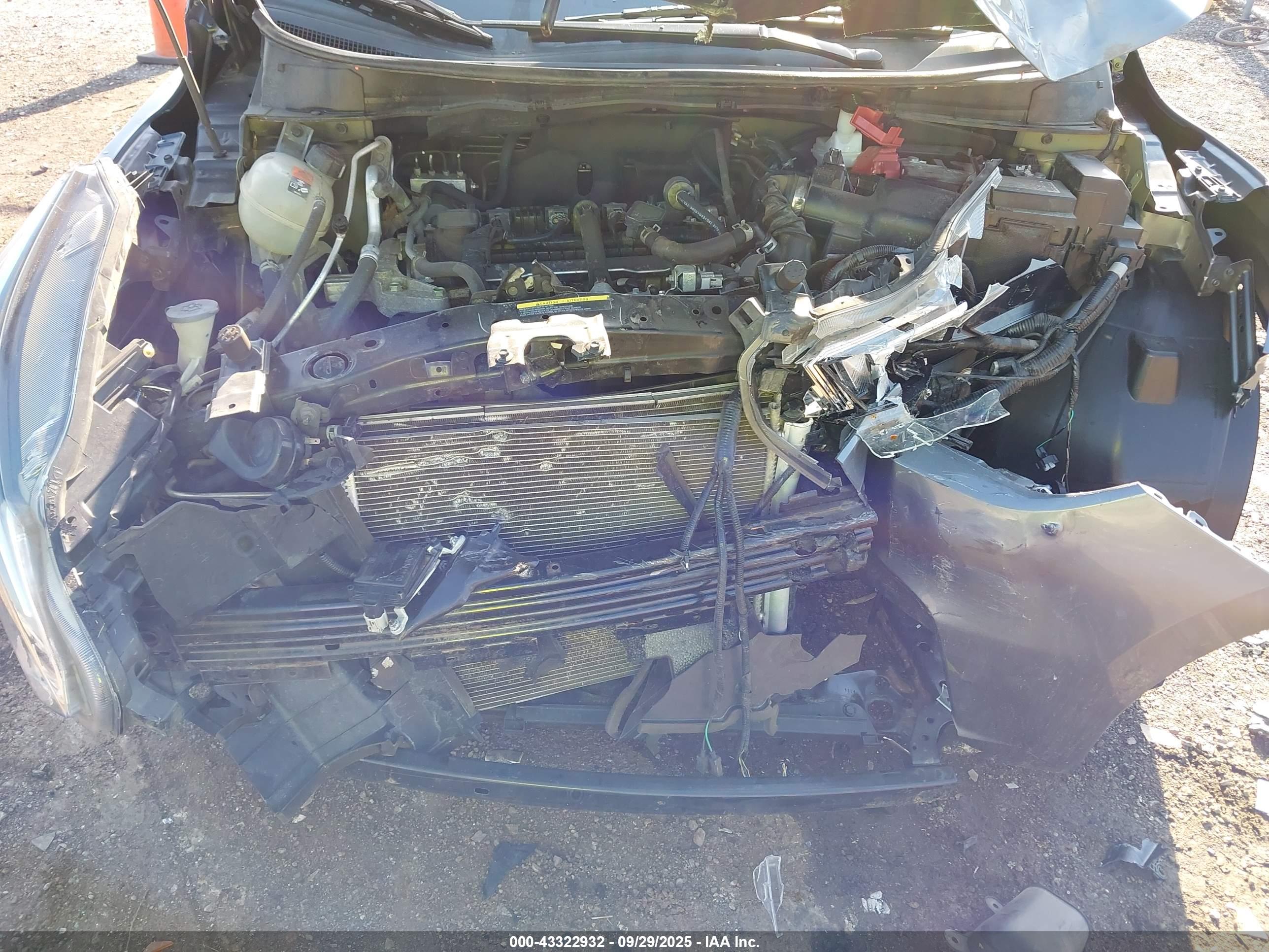 NISSAN VERSA image 10