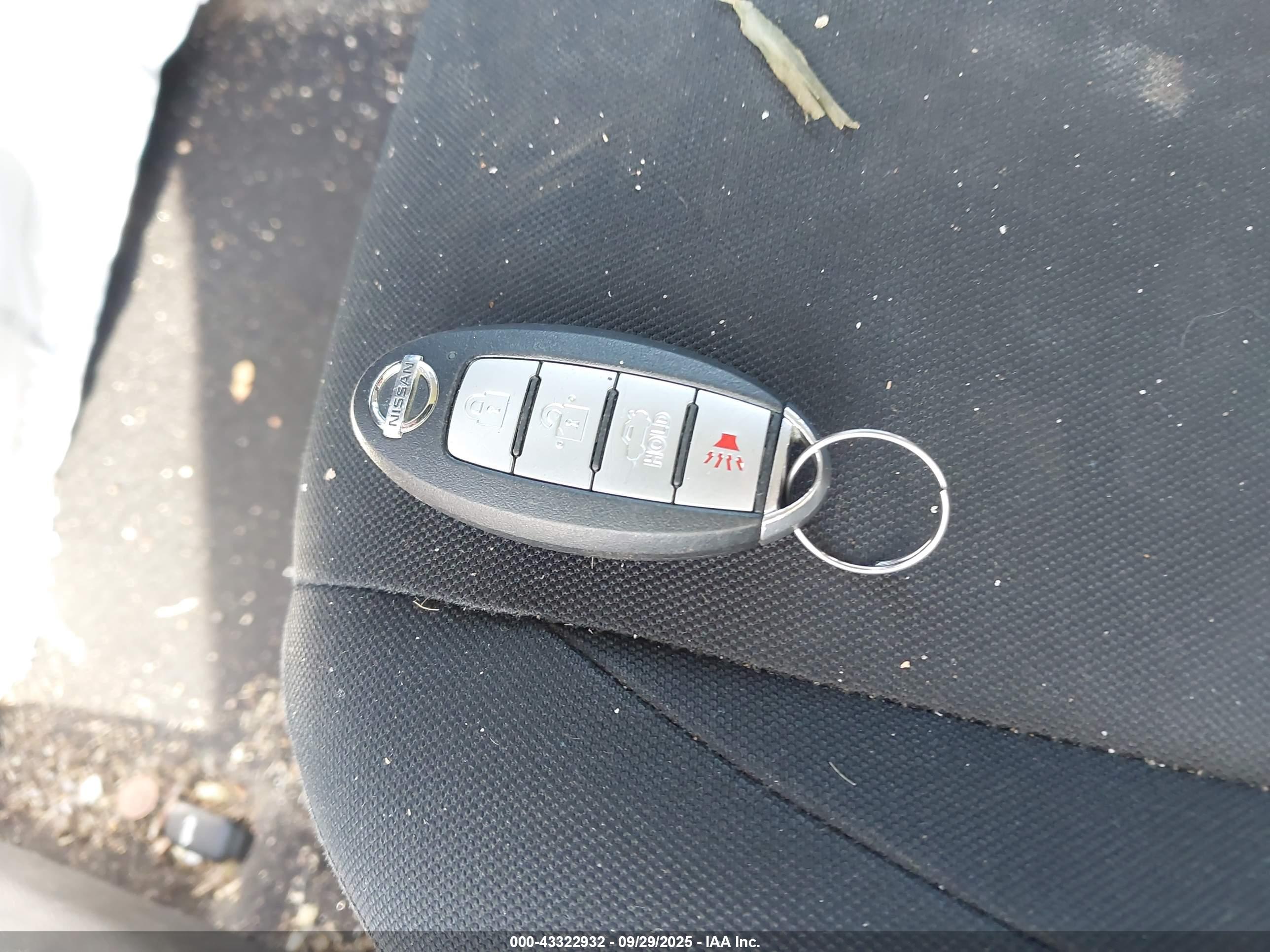 NISSAN VERSA image 11