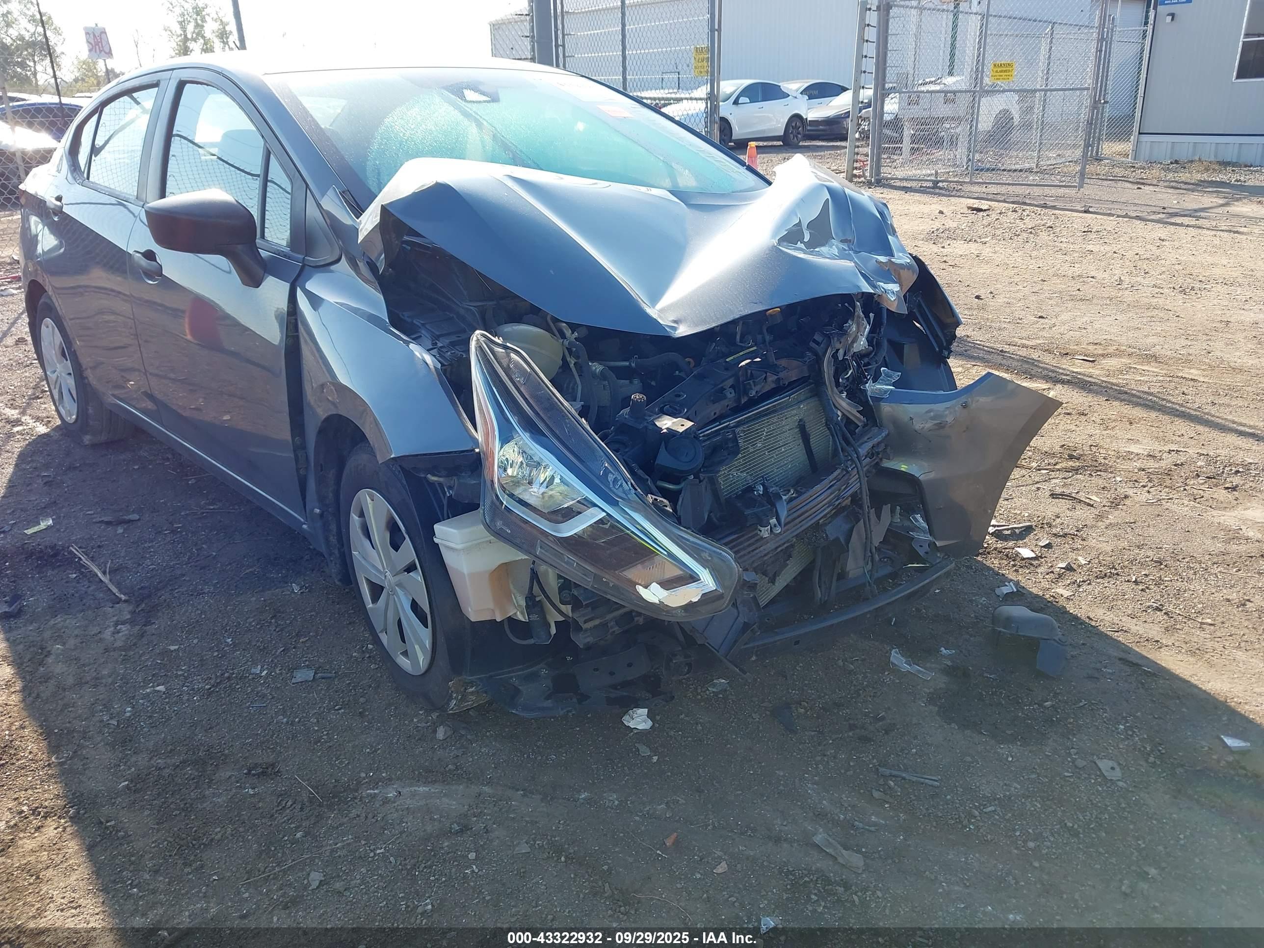 NISSAN VERSA image 6