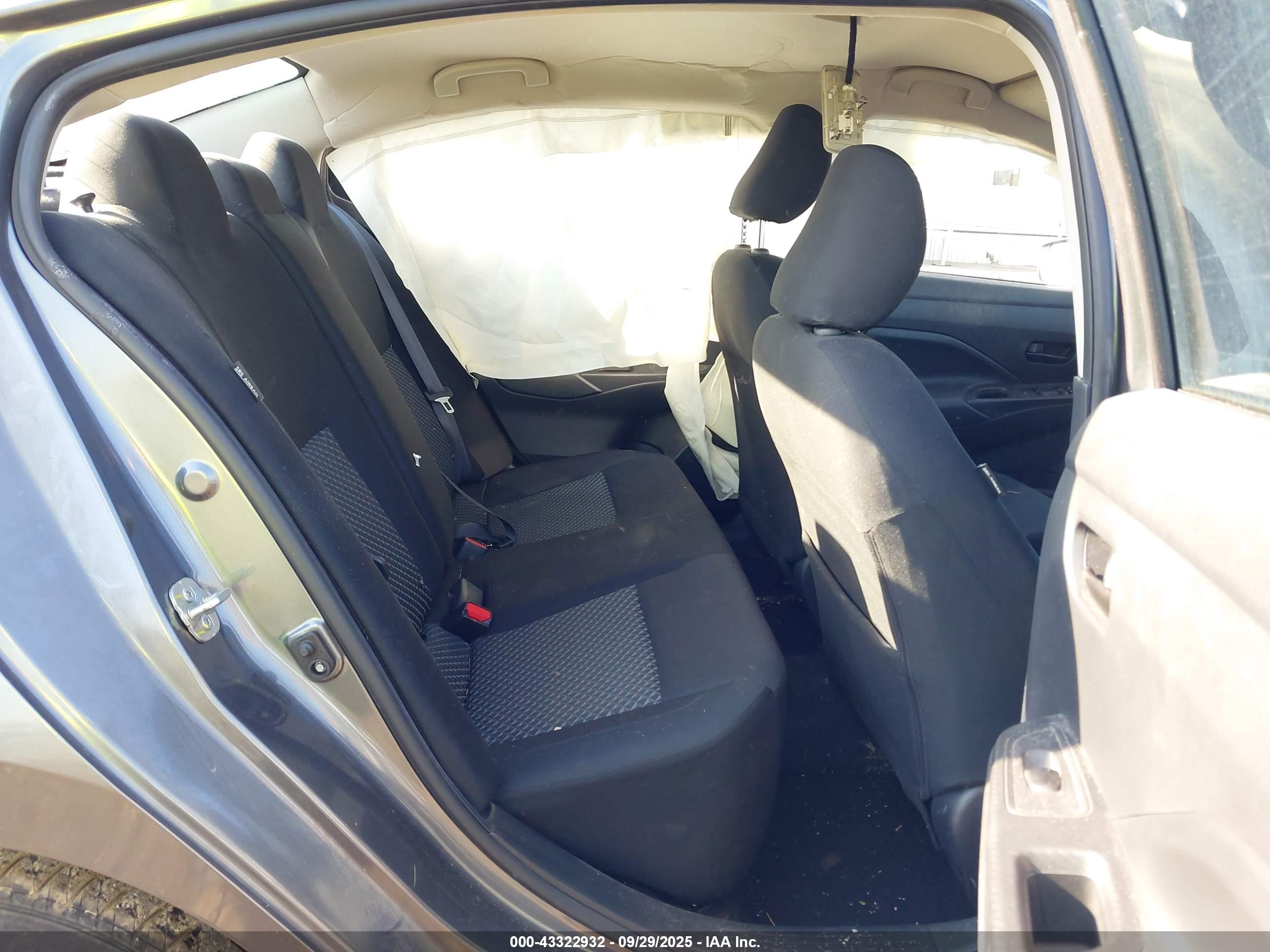 NISSAN VERSA image 8