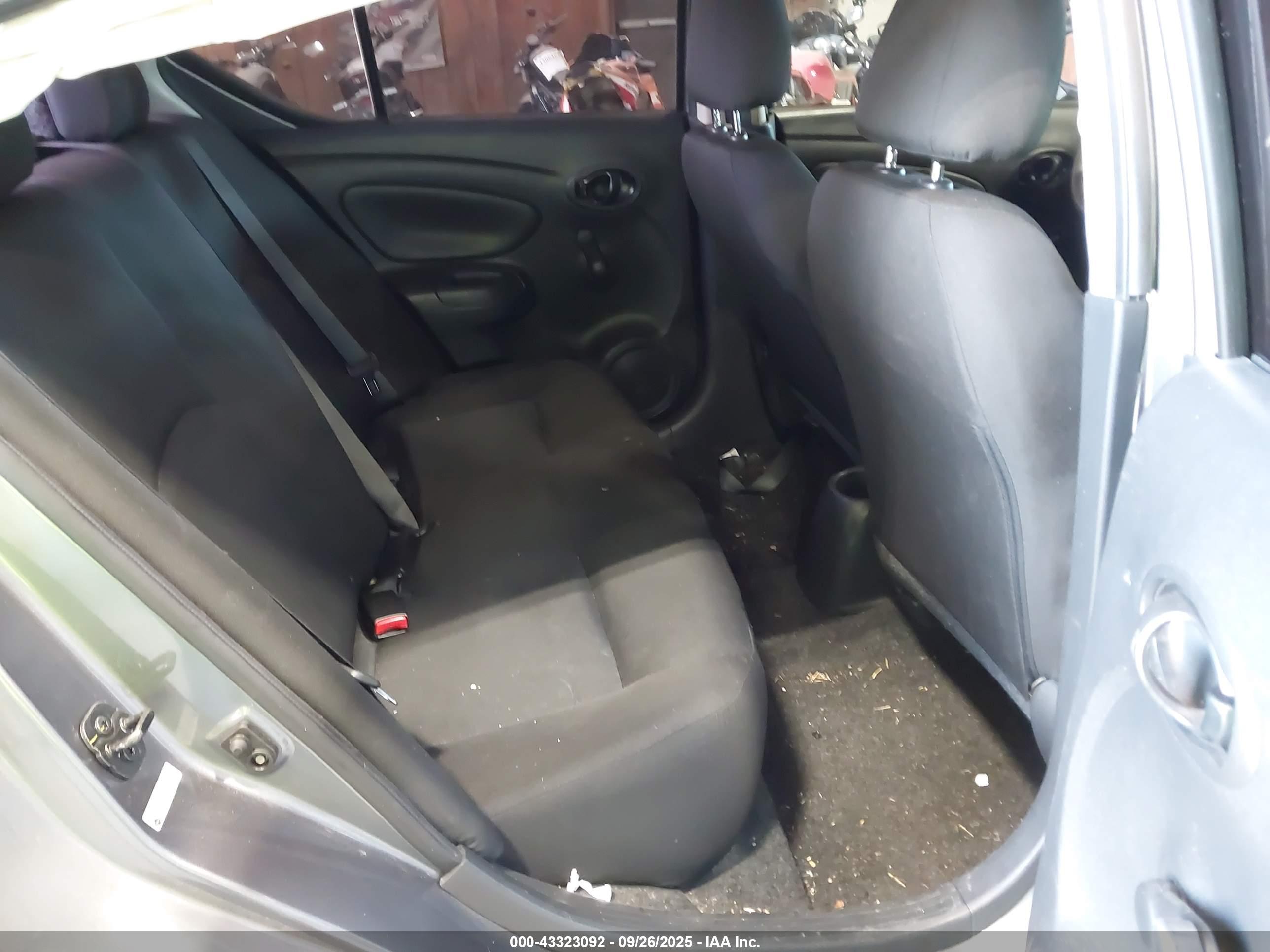NISSAN VERSA image 8