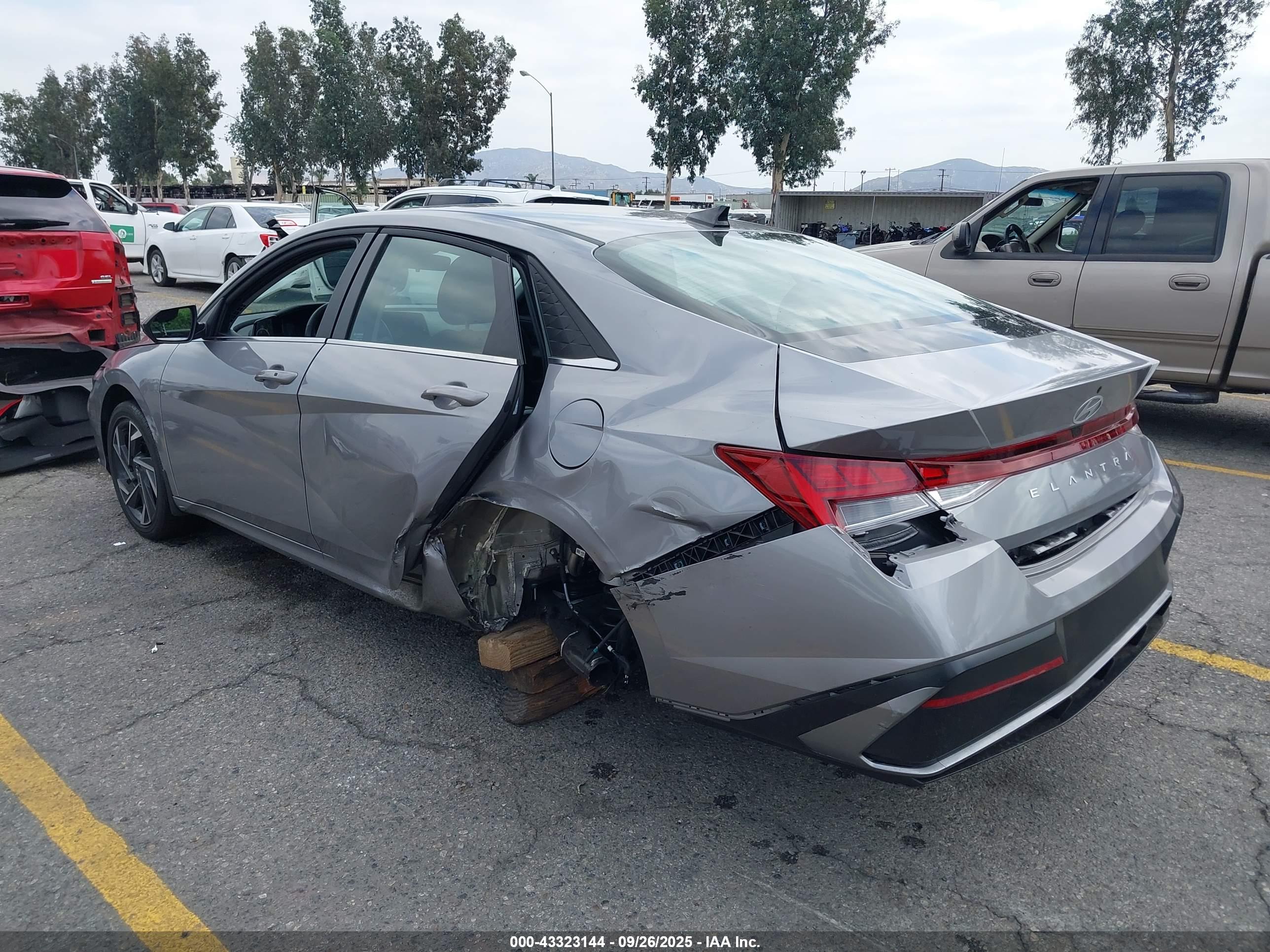 HYUNDAI ELANTRA image 3
