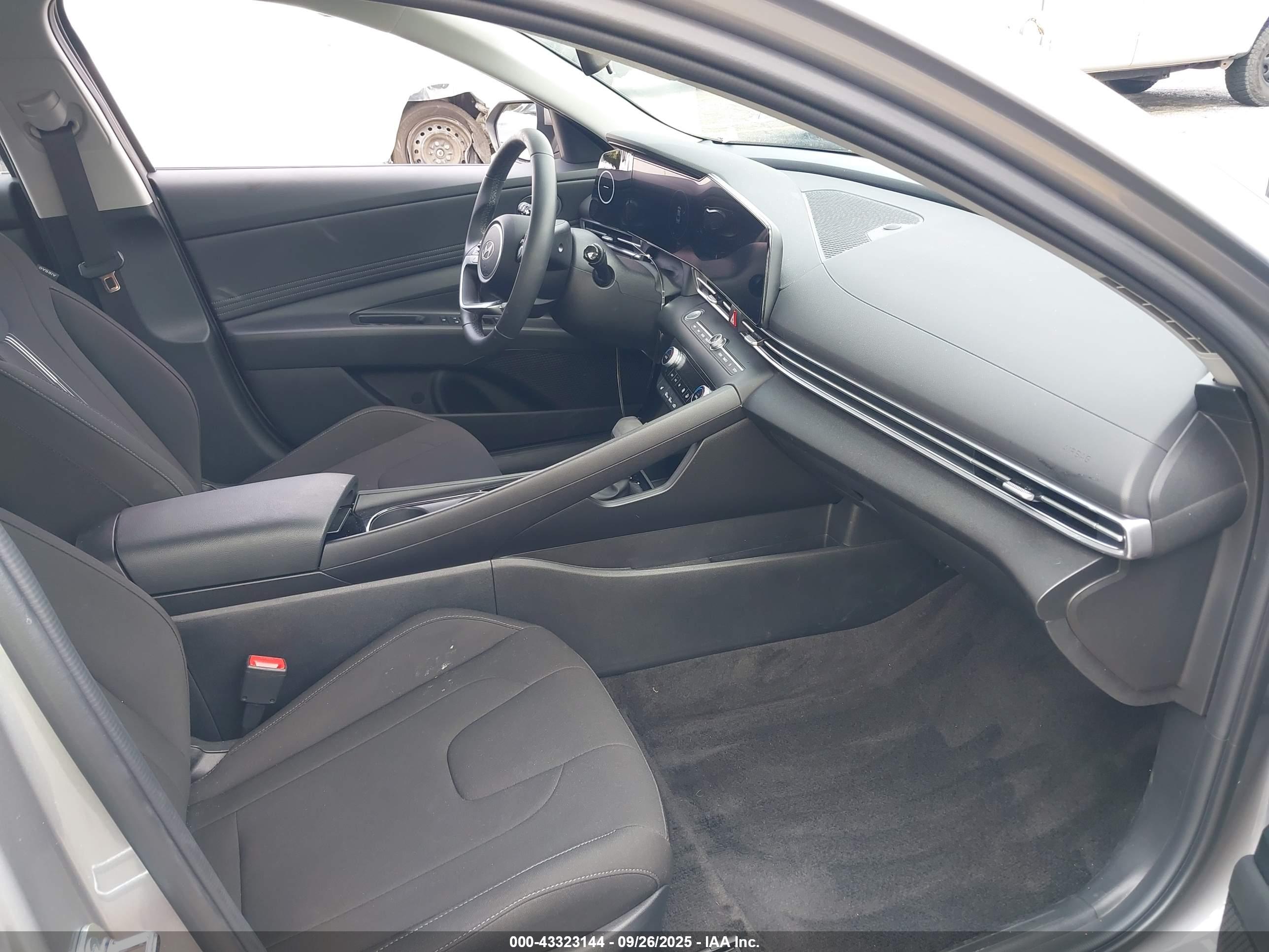 HYUNDAI ELANTRA image 5