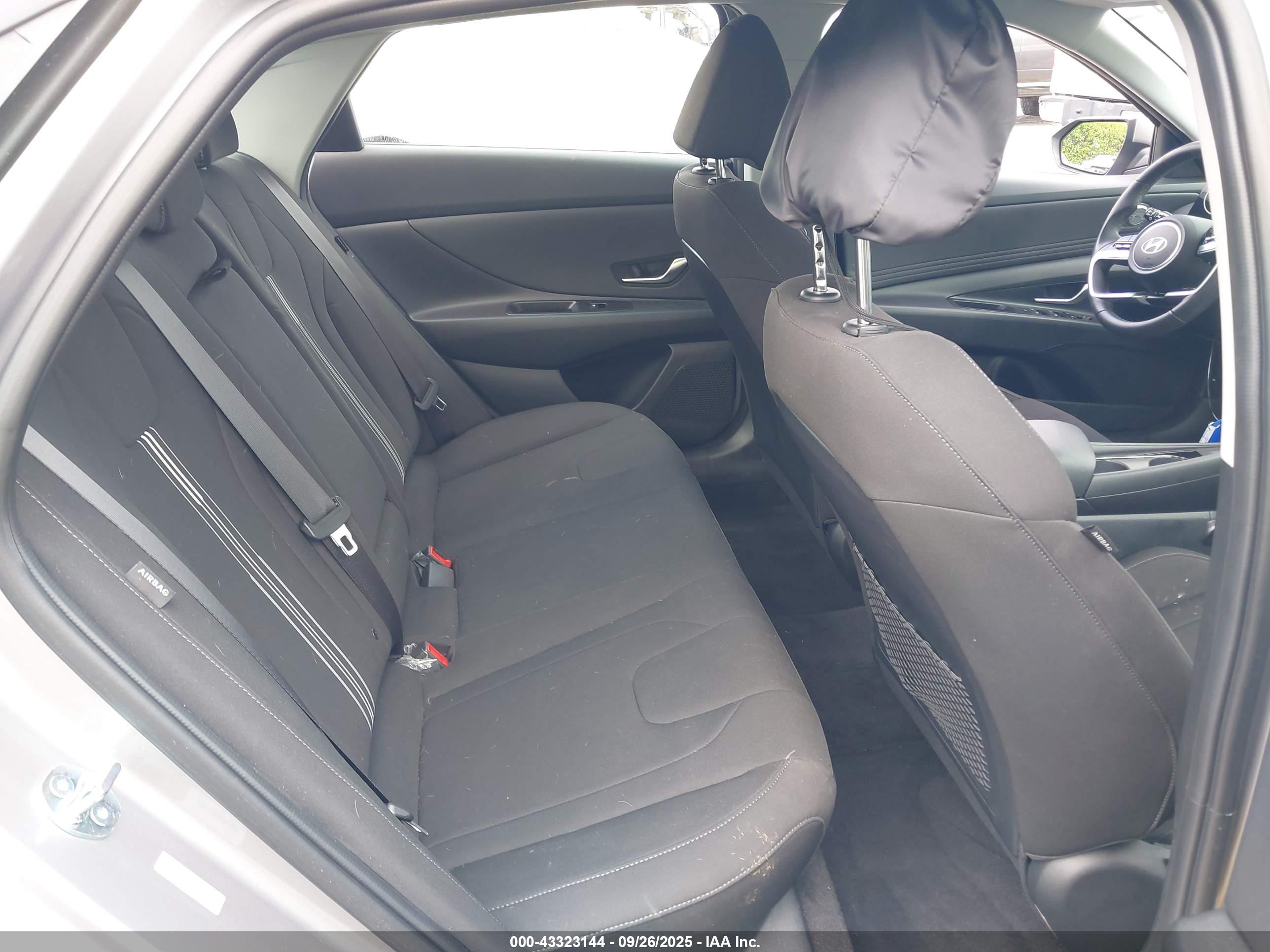 HYUNDAI ELANTRA image 8