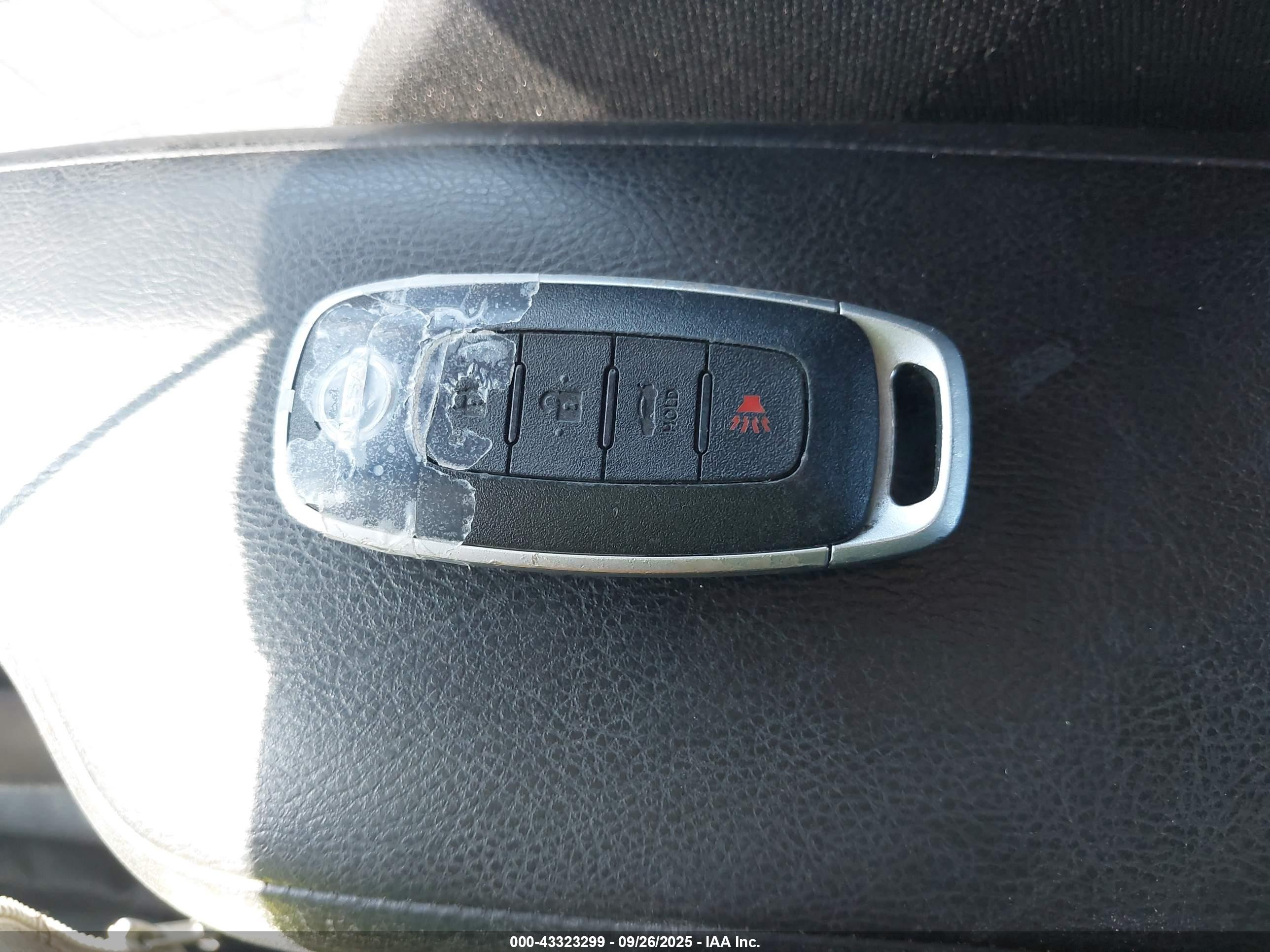 NISSAN VERSA image 11