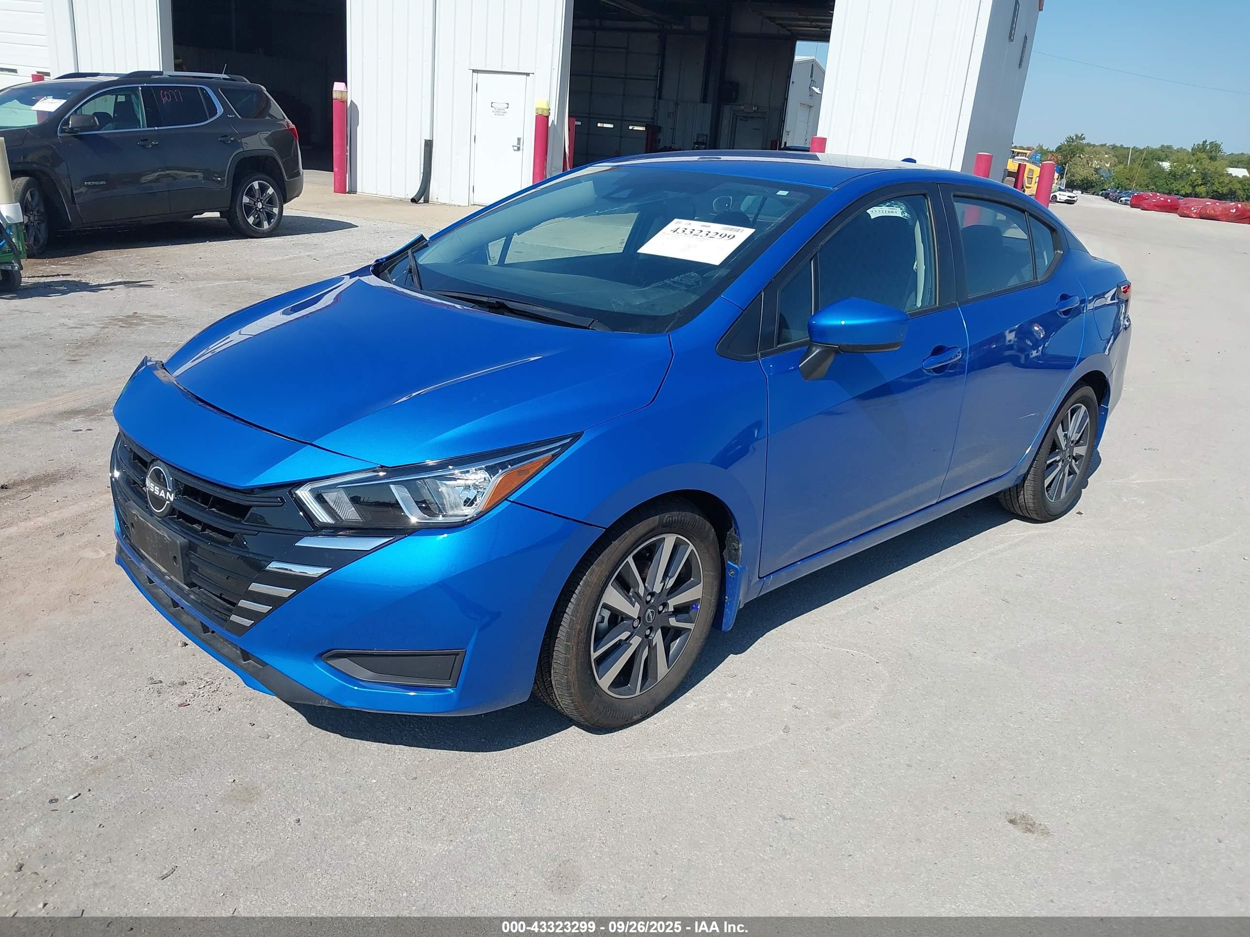 NISSAN VERSA image 2