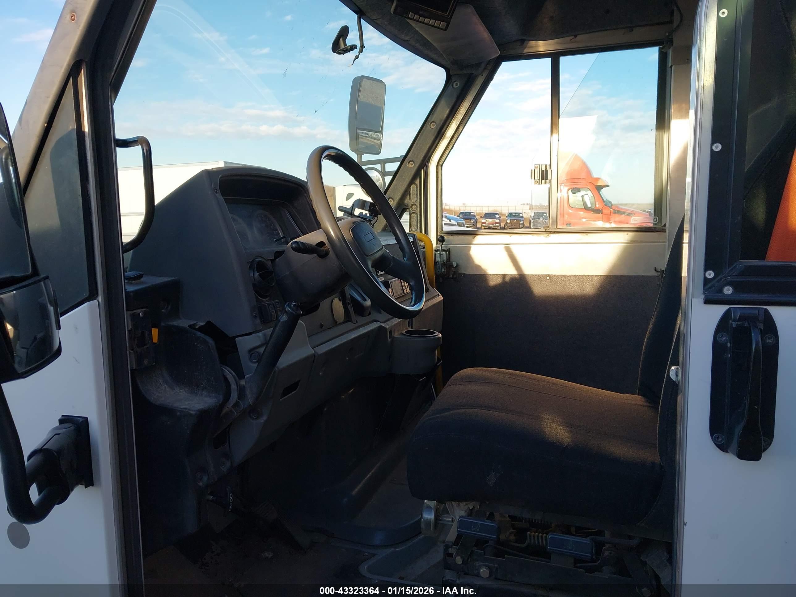 ISUZU NPR image 7